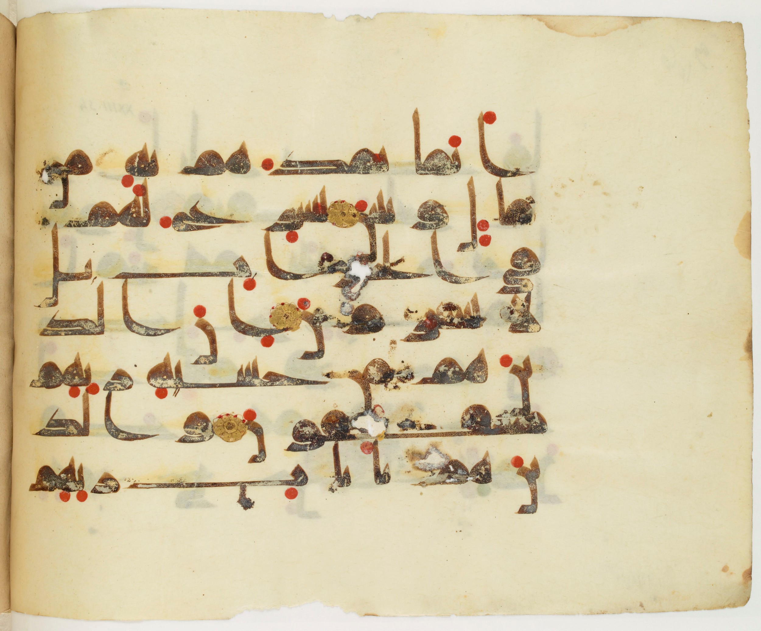 Paris, Bibliothèque nationale de France, Arabe 325 (j) (Scan 2), in Kūfī D.III script, showing Surah 23:55 from Mid 8th to Late 9th Century AD found in Fustat (Old Cairo), Egypt, currently housed at Bibliothèque nationale de France, Paris