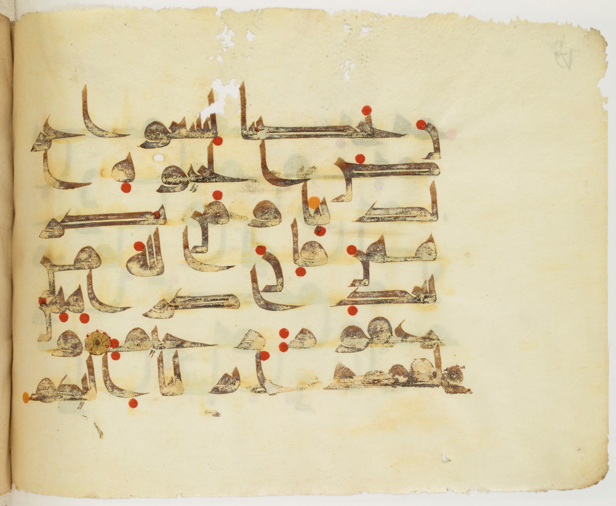 Paris, Bibliothèque nationale de France, Arabe 325 (j) (Scan 3), in Kūfī D.III script, showing Surah 24:33 from Mid 8th to Late 9th Century AD found in Fustat (Old Cairo), Egypt, currently housed at Bibliothèque nationale de France, Paris