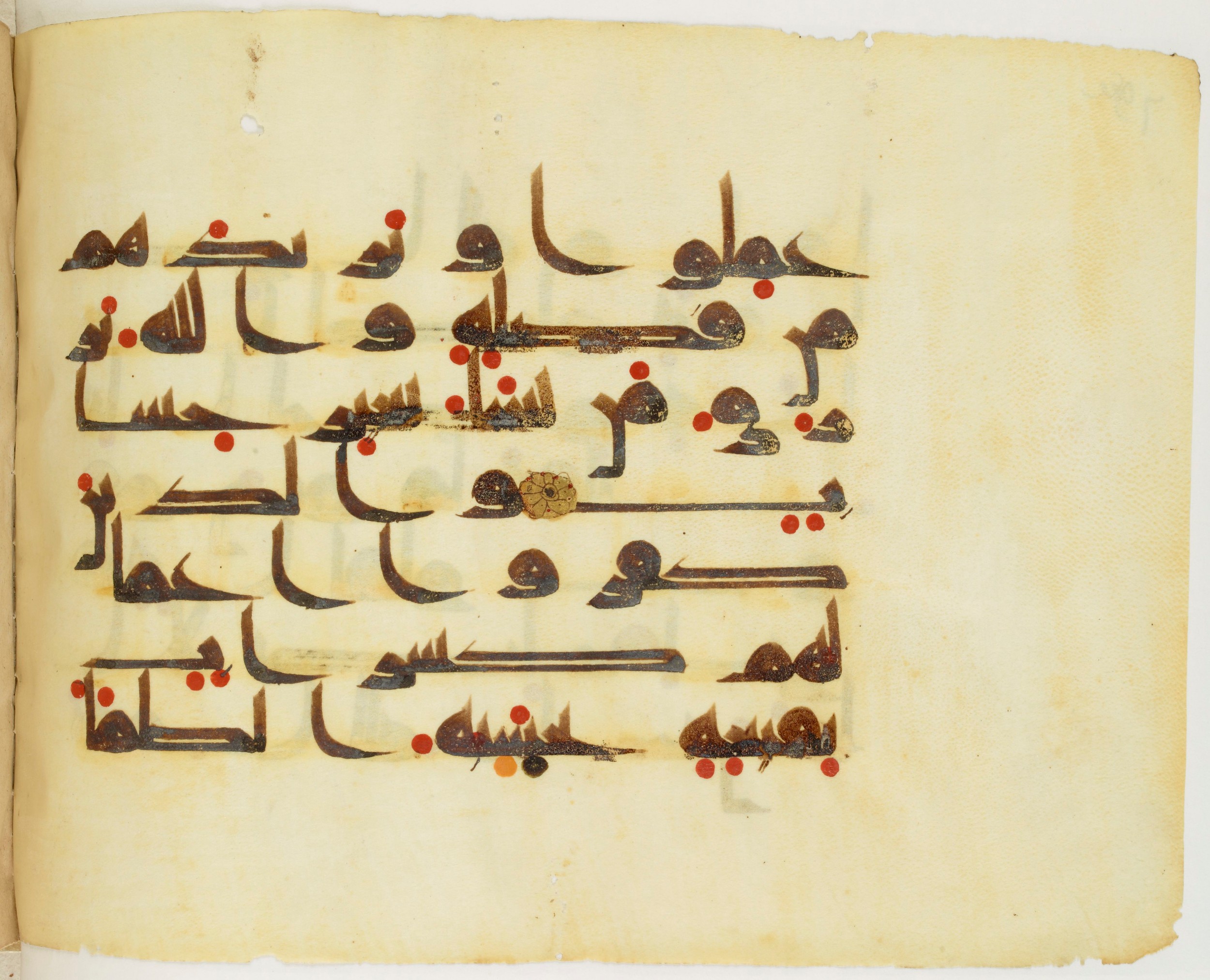 Paris, Bibliothèque nationale de France, Arabe 325 (j) (Scan 1), in Kūfī D.III script, showing Surah 24:39 from Mid 8th to Late 9th Century AD found in Fustat (Old Cairo), Egypt, currently housed at Bibliothèque nationale de France, Paris