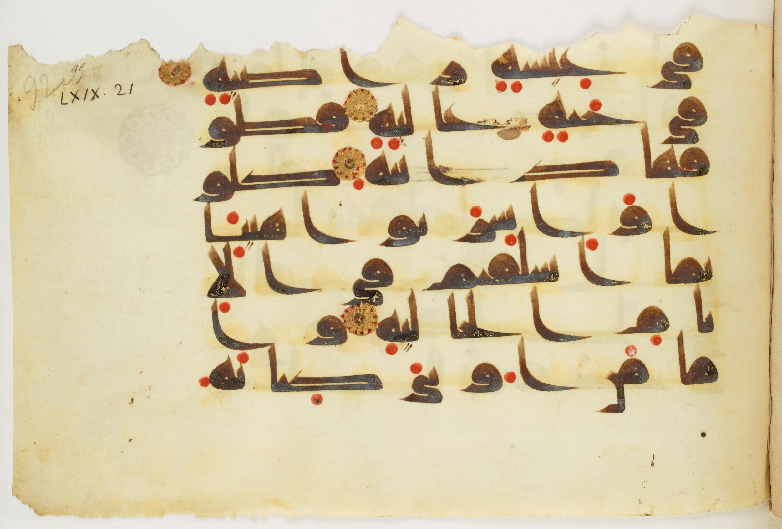 Paris, Bibliothèque nationale de France, Arabe 325 (j), in Kūfī D.III script, showing Surah 69:21 from Mid 8th to Late 9th Century AD found in Fustat (Old Cairo), Egypt, currently housed at Bibliothèque nationale de France, Paris