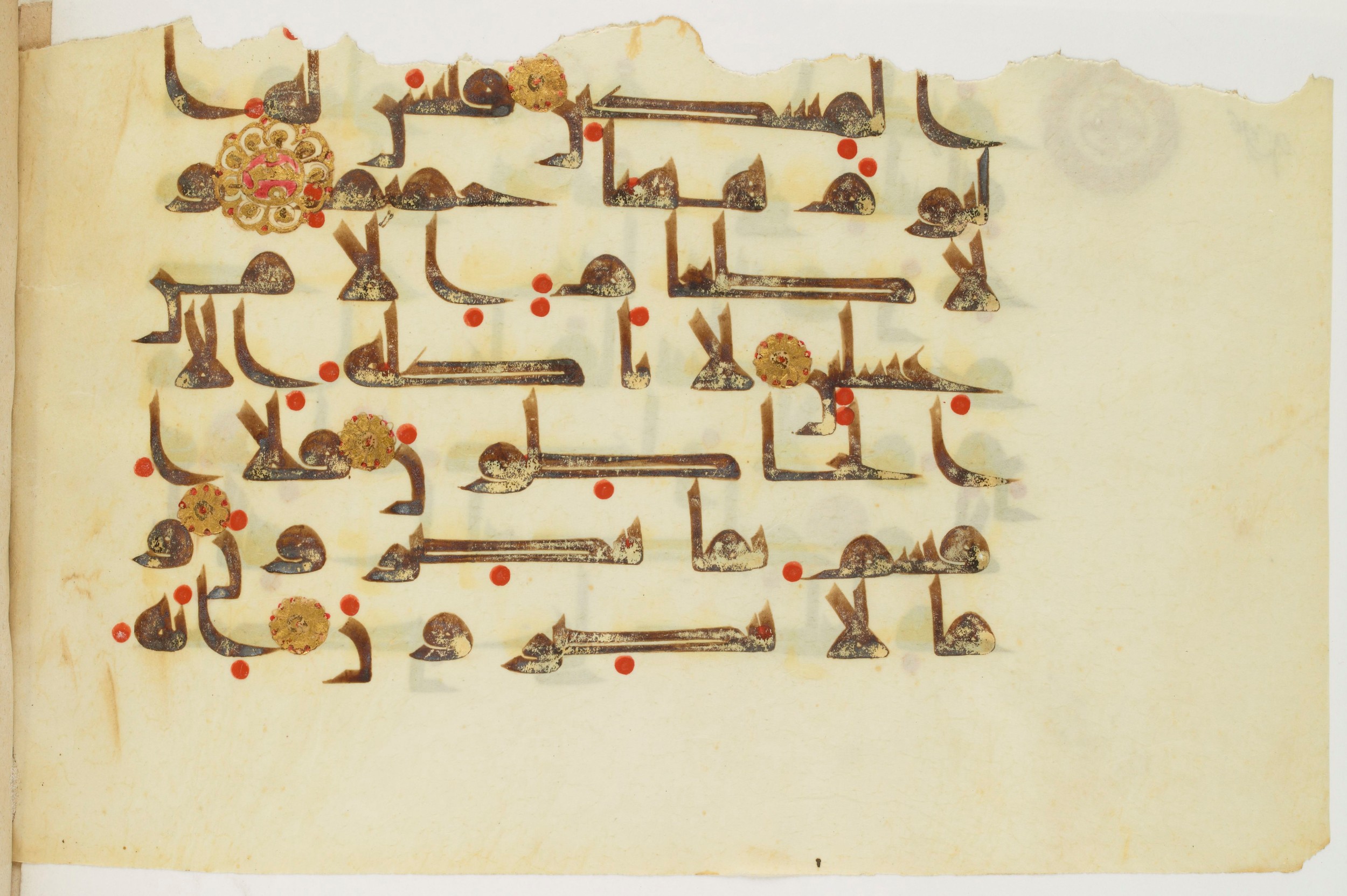 Paris, Bibliothèque nationale de France, Arabe 325 (j), in Kūfī D.III script, showing Surah 69:39 from Mid 8th to Late 9th Century AD found in Fustat (Old Cairo), Egypt, currently housed at Bibliothèque nationale de France, Paris