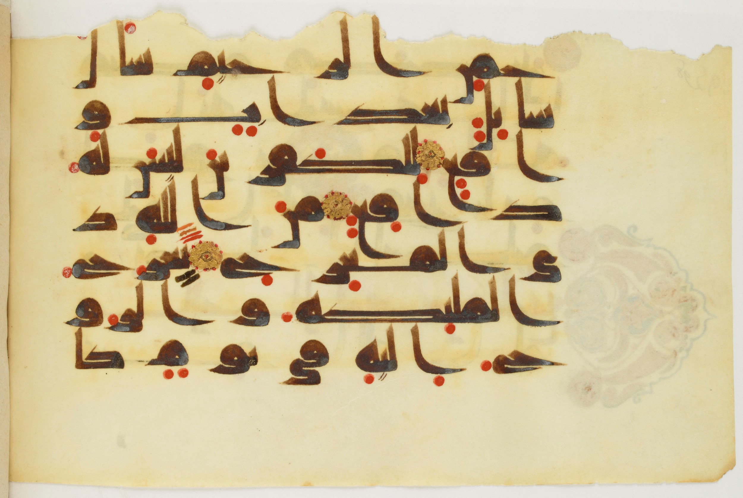 Paris, Bibliothèque nationale de France, Arabe 325 (j), in Kūfī D.III script, showing Surah 70:3 from Mid 8th to Late 9th Century AD found in Fustat (Old Cairo), Egypt, currently housed at Bibliothèque nationale de France, Paris