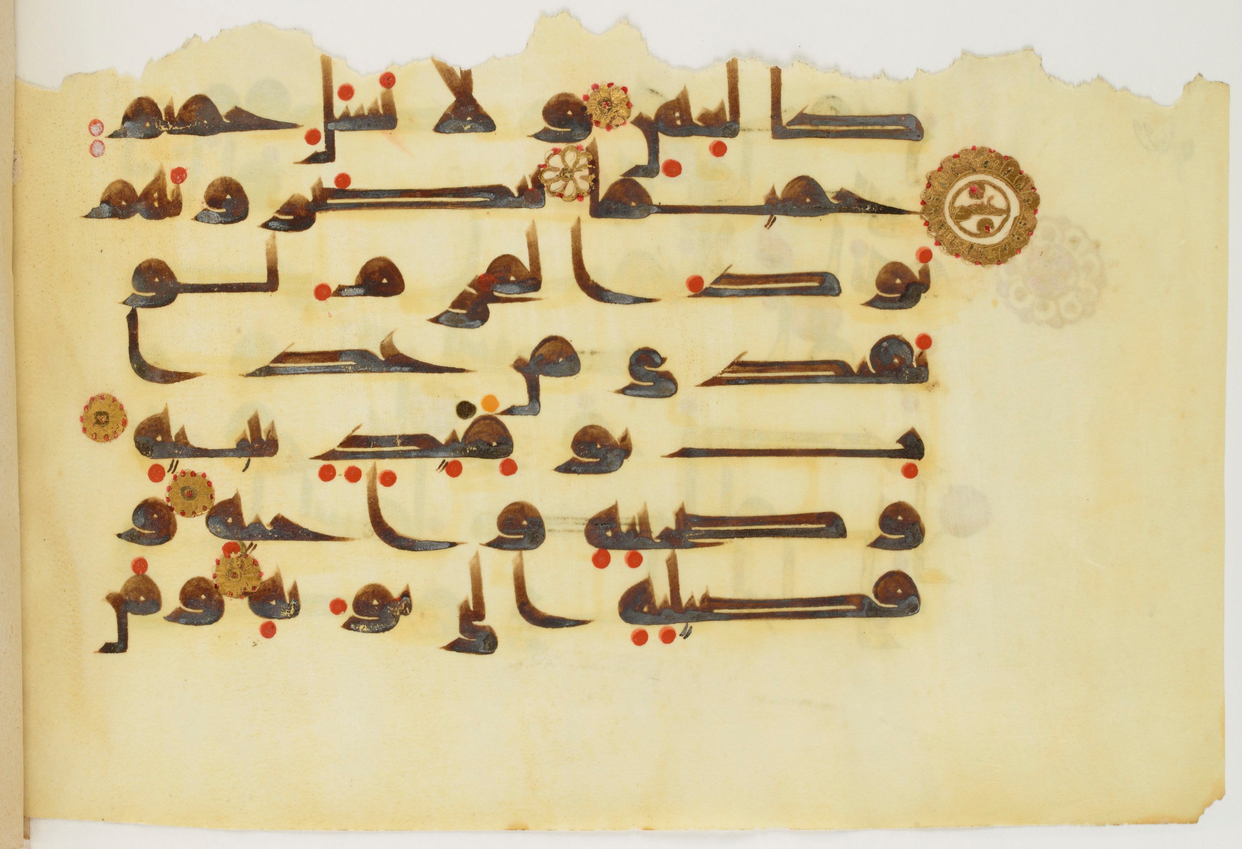 Paris, Bibliothèque nationale de France, Arabe 325 (j), in Kūfī D.III script, showing Surah 70:13 from Mid 8th to Late 9th Century AD found in Fustat (Old Cairo), Egypt, currently housed at Bibliothèque nationale de France, Paris