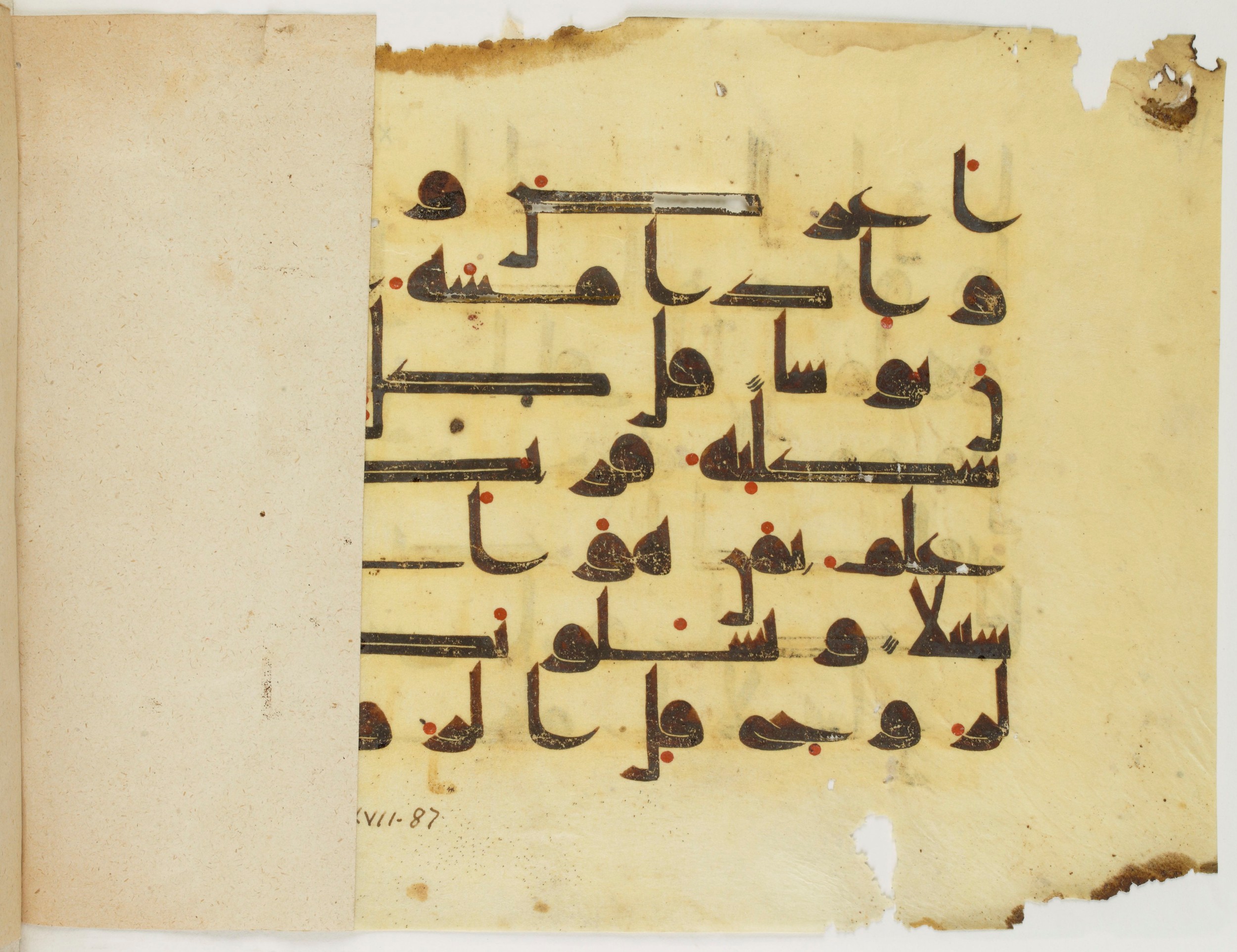 Paris, Bibliothèque nationale de France, Arabe 325 (k) (Scan 1), in Kufic D.I script, showing Surah 17:85 from Mid 8th to Late 9th Century AD found in Fustat (Old Cairo), Egypt, currently housed at Bibliothèque nationale de France, Paris
