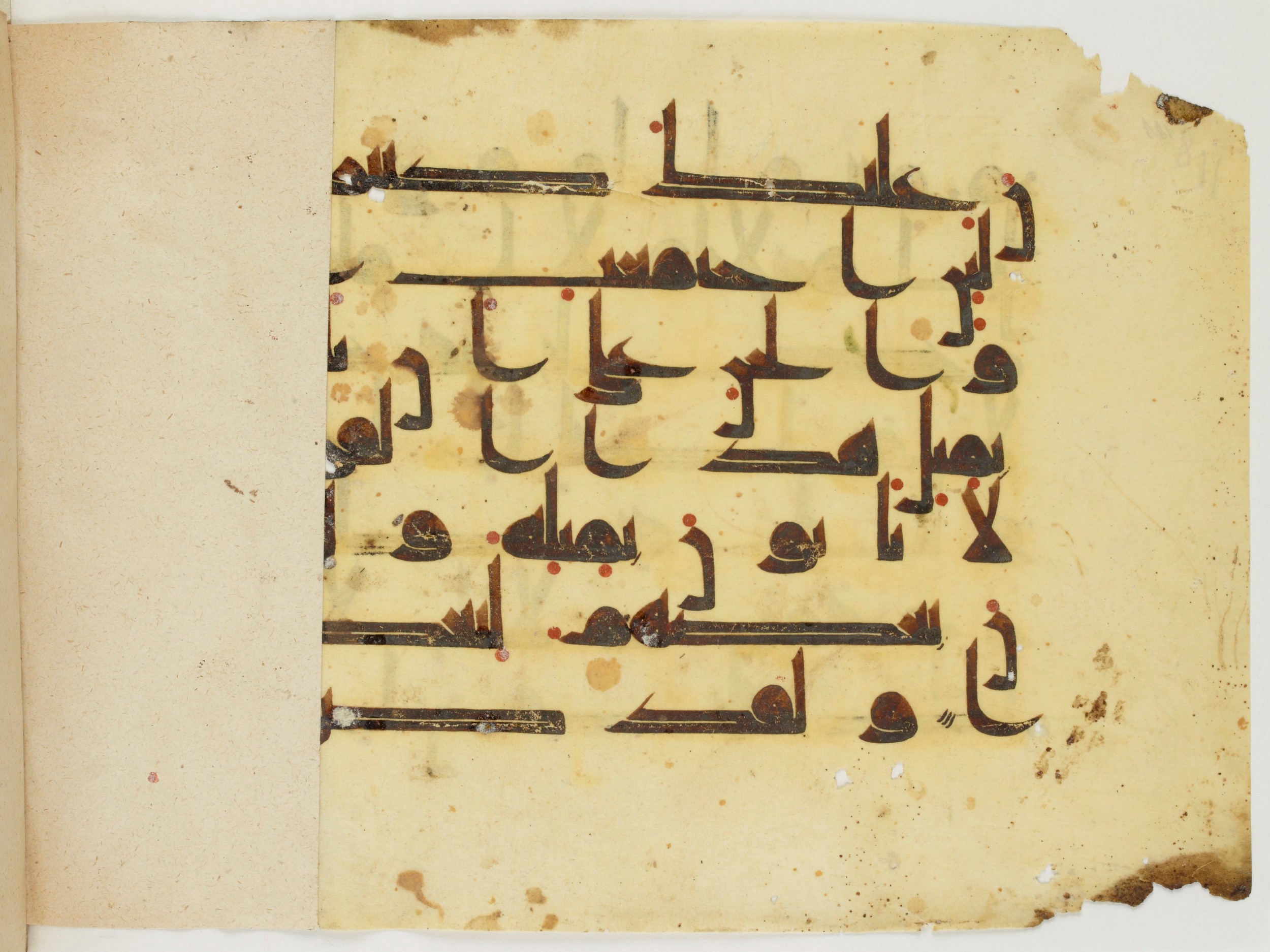 Paris, Bibliothèque nationale de France, Arabe 325 (k), in Kufic D.I script, showing Surah 17:89 from Mid 8th to Late 9th Century AD found in Fustat (Old Cairo), Egypt, currently housed at Bibliothèque nationale de France, Paris
