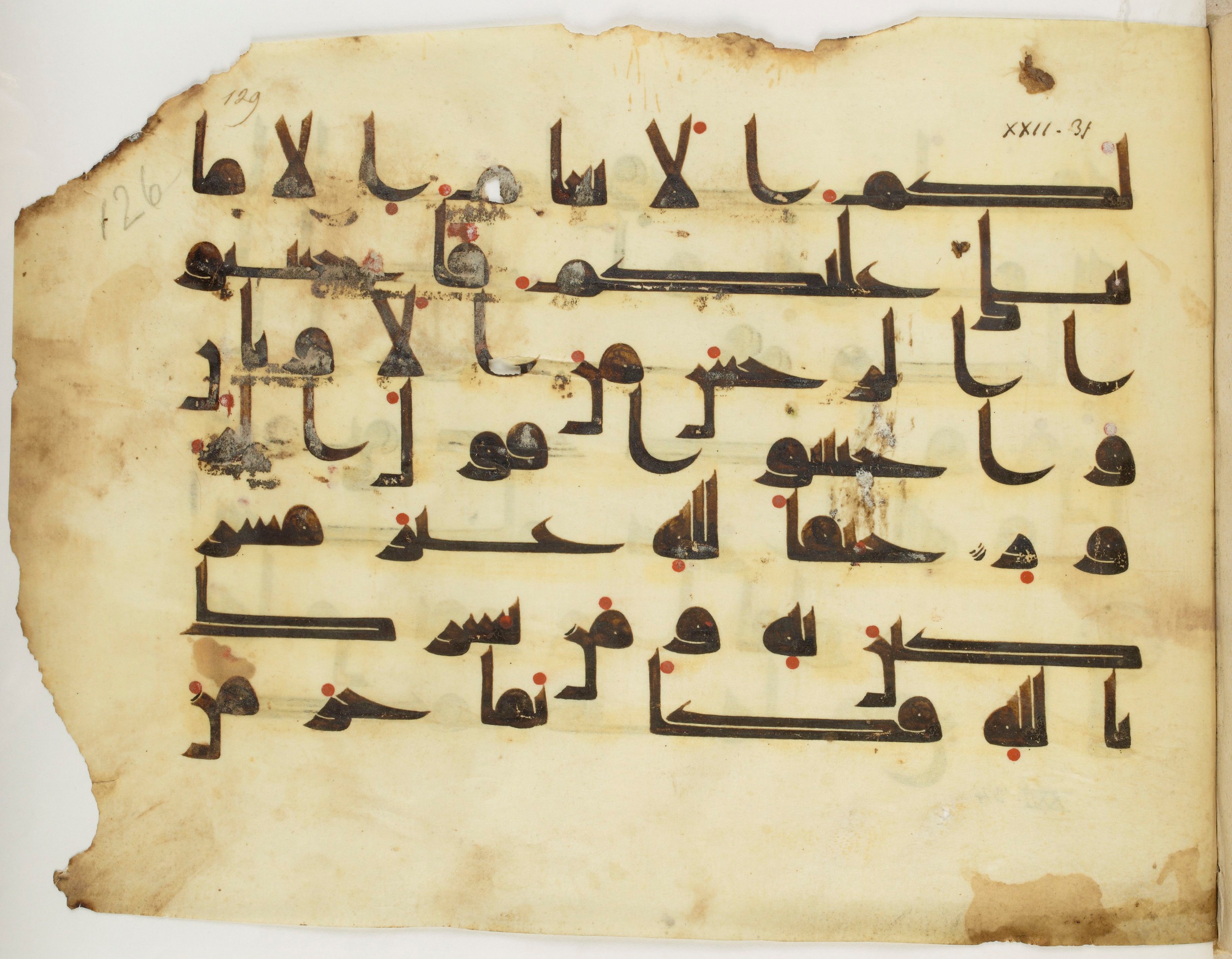 Paris, Bibliothèque nationale de France, Arabe 325 (k), in Kufic D.I script, showing Surah 22:30 from Mid 8th to Late 9th Century AD found in Fustat (Old Cairo), Egypt, currently housed at Bibliothèque nationale de France, Paris