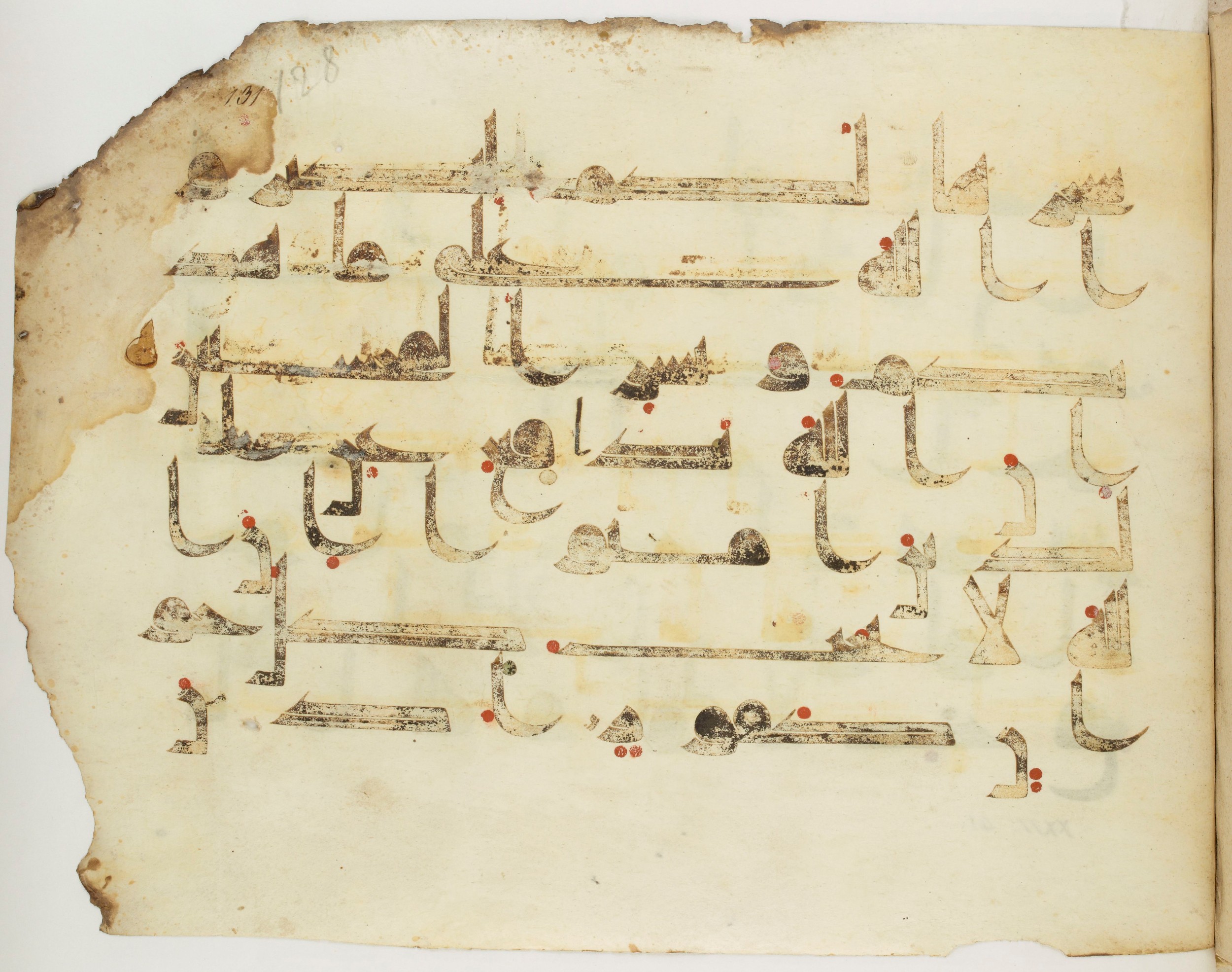 Paris, Bibliothèque nationale de France, Arabe 325 (k) (Scan 1), in Kufic D.I script, showing Surah 22:39 from Mid 8th to Late 9th Century AD found in Fustat (Old Cairo), Egypt, currently housed at Bibliothèque nationale de France, Paris