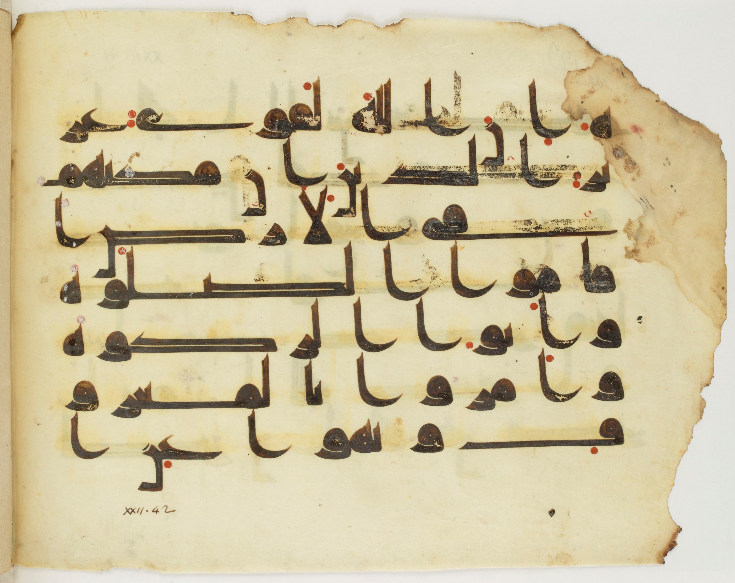 Paris, Bibliothèque nationale de France, Arabe 325 (k) (Scan 3), in Kufic D.I script, showing Surah 22:40 from Mid 8th to Late 9th Century AD found in Fustat (Old Cairo), Egypt, currently housed at Bibliothèque nationale de France, Paris