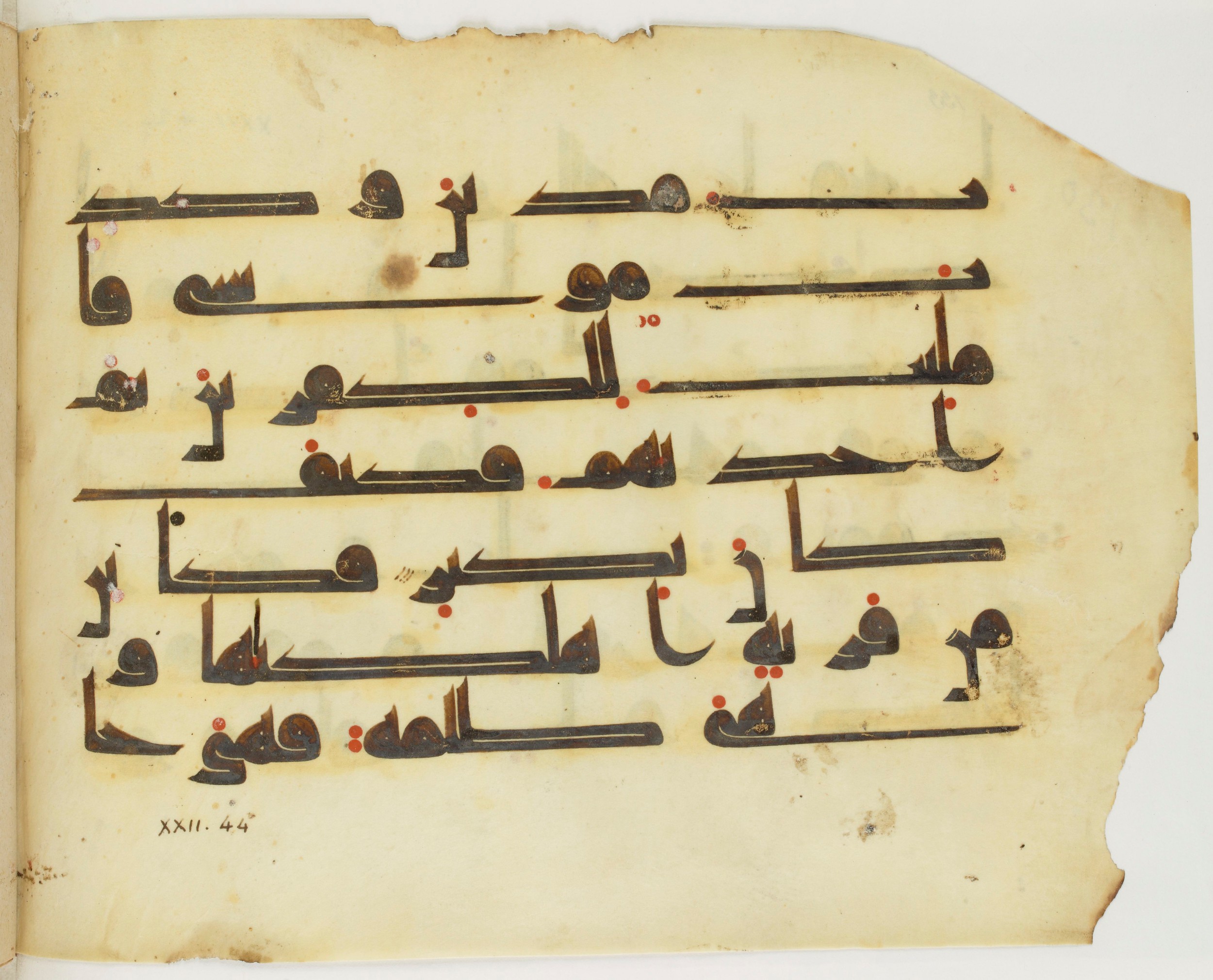 Paris, Bibliothèque nationale de France, Arabe 325 (k), in Kufic D.I script, showing Surah 22:45 from Mid 8th to Late 9th Century AD found in Fustat (Old Cairo), Egypt, currently housed at Bibliothèque nationale de France, Paris