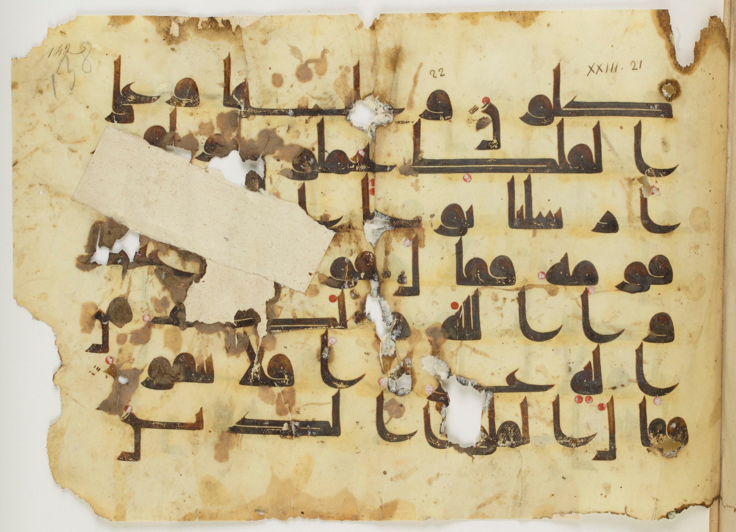 Paris, Bibliothèque nationale de France, Arabe 325 (k) (Scan 1), in Kufic D.I script, showing Surah 23:24 from Mid 8th to Late 9th Century AD found in Fustat (Old Cairo), Egypt, currently housed at Bibliothèque nationale de France, Paris