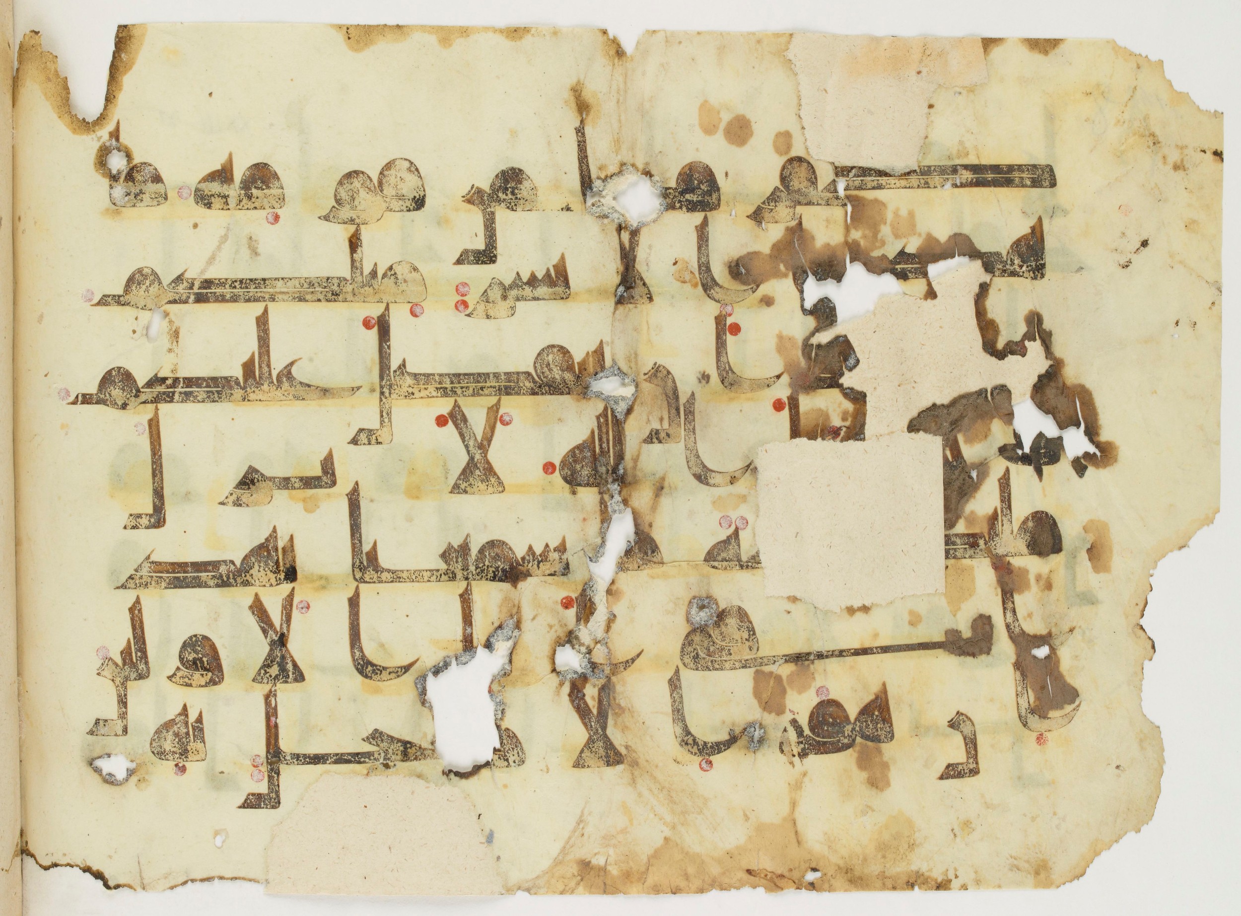 Paris, Bibliothèque nationale de France, Arabe 325 (k) (Scan 2), in Kufic D.I script, showing Surah 23:24 from Mid 8th to Late 9th Century AD found in Fustat (Old Cairo), Egypt, currently housed at Bibliothèque nationale de France, Paris