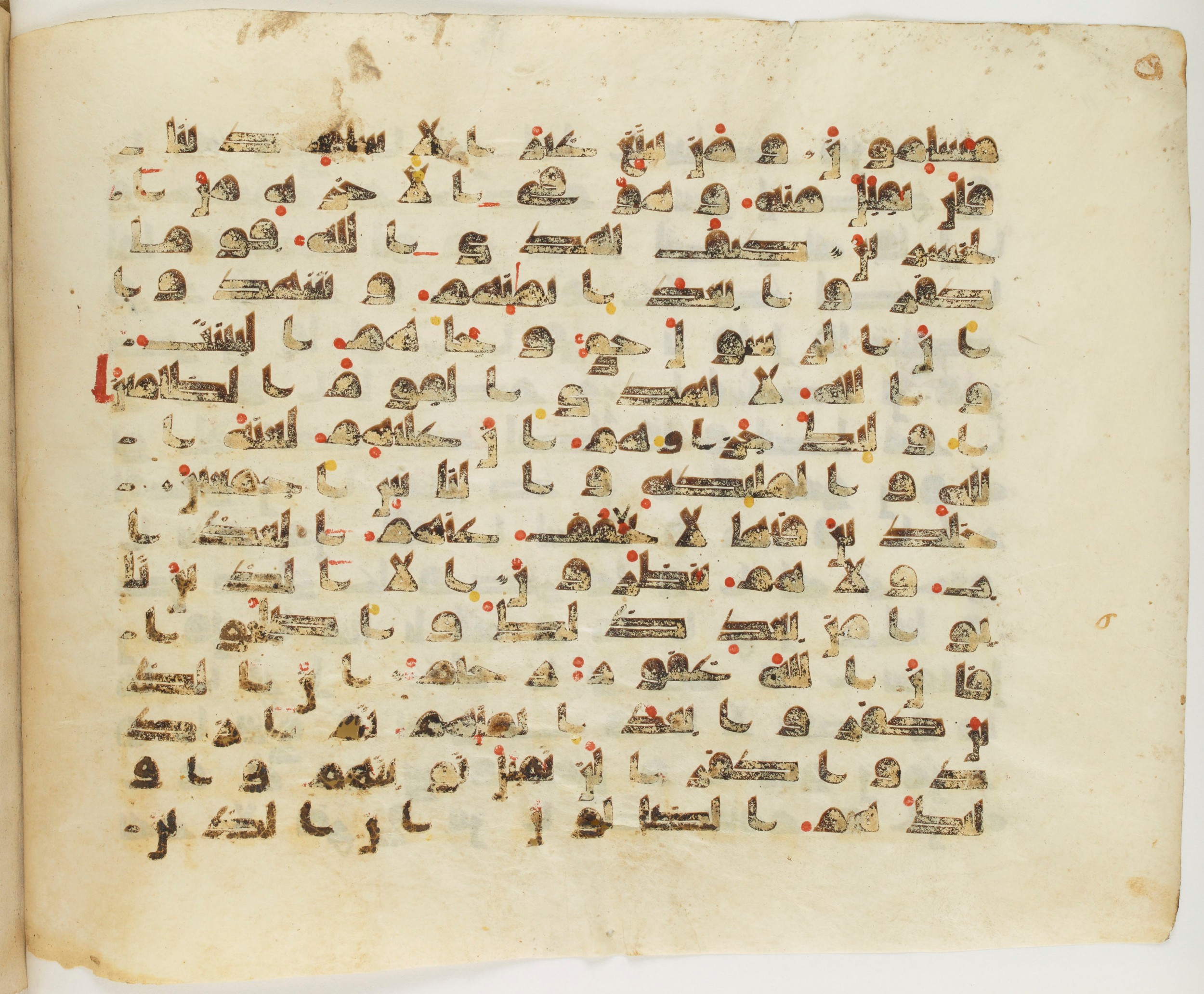Paris, Bibliothèque nationale de France, Arabe 337 (c), in Kufic D.IV script, showing Surah 3:89 from Mid 8th to Late 10th Century AD found in Fustat (Old Cairo), Egypt, currently housed at Bibliothèque nationale de France, Paris
