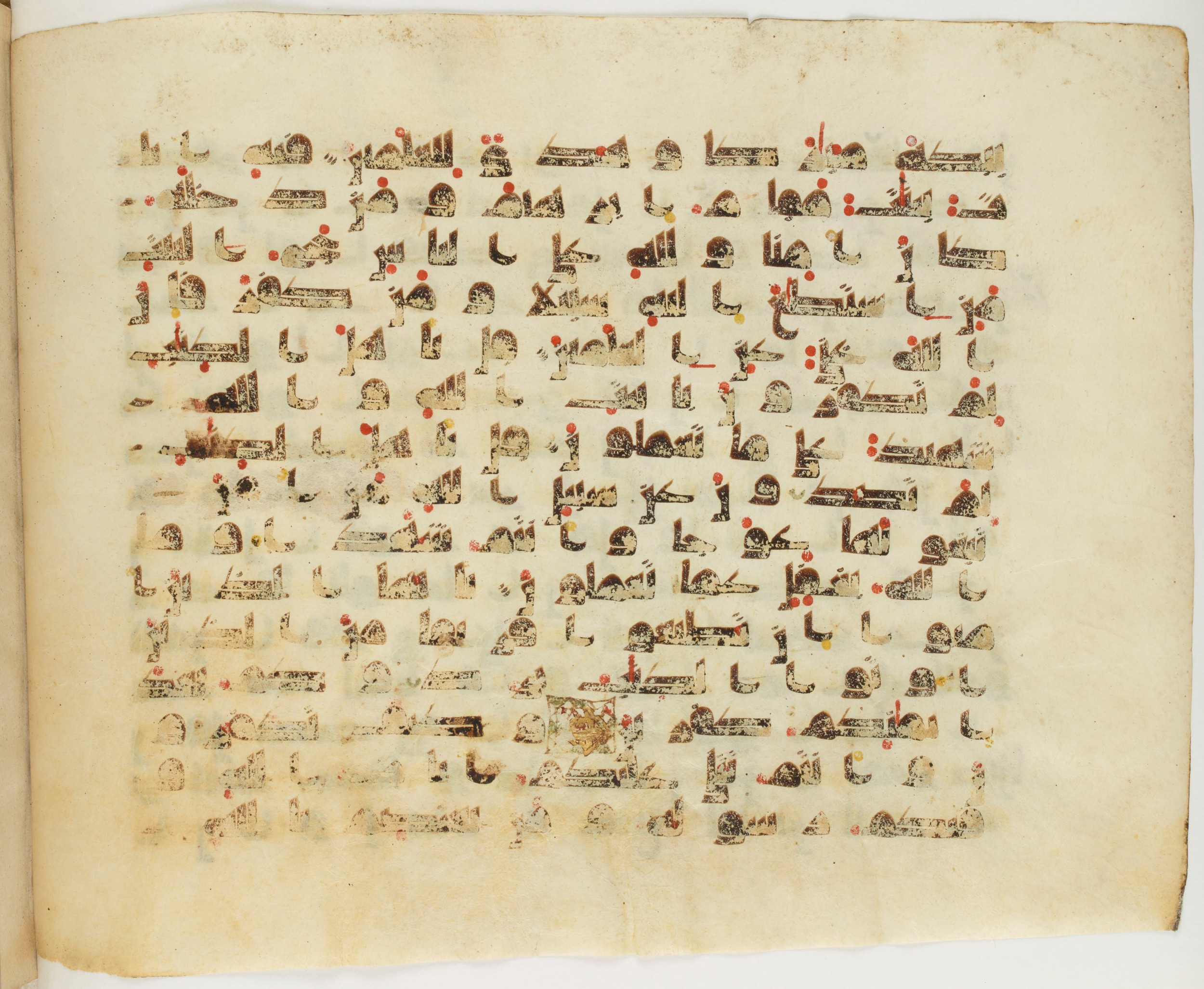 Paris, Bibliothèque nationale de France, Arabe 337 (c), in Kufic D.IV script, showing Surah 3:97 from Mid 8th to Late 10th Century AD found in Fustat (Old Cairo), Egypt, currently housed at Bibliothèque nationale de France, Paris