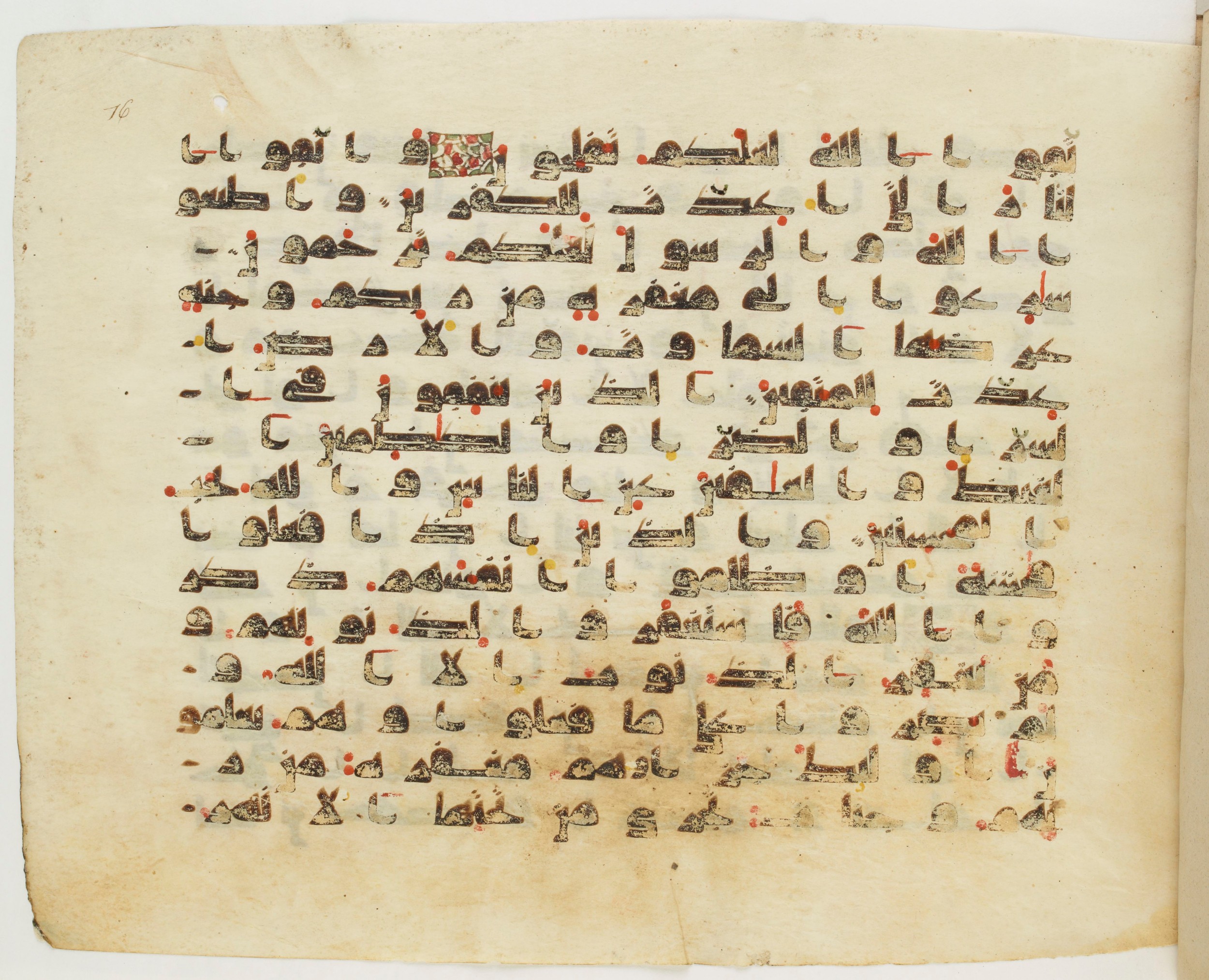 Paris, Bibliothèque nationale de France, Arabe 337 (c) (Scan 1), in Kufic D.IV script, showing Surah 3:136 from Mid 8th to Late 10th Century AD found in Fustat (Old Cairo), Egypt, currently housed at Bibliothèque nationale de France, Paris