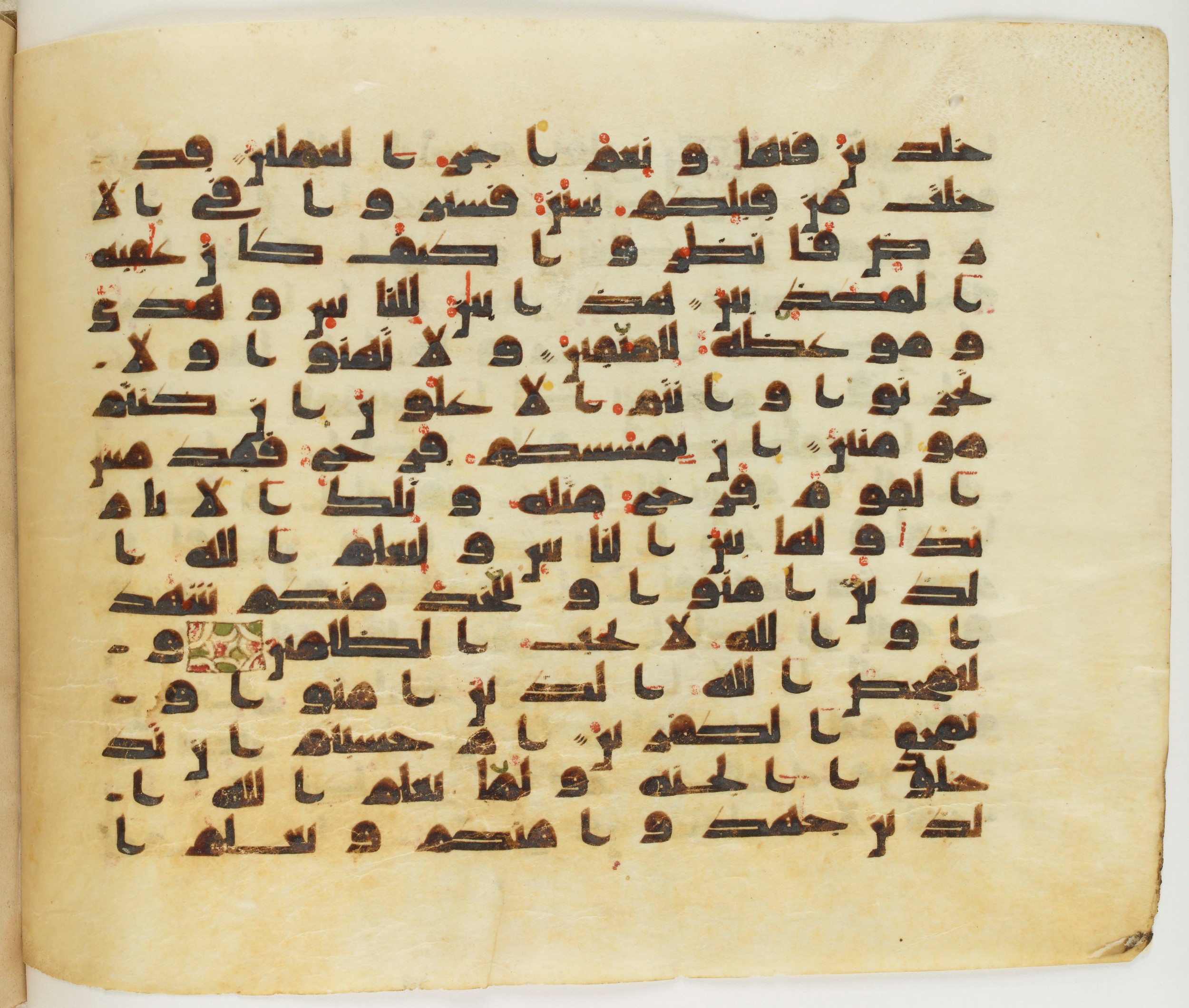 Paris, Bibliothèque nationale de France, Arabe 337 (c) (Scan 2), in Kufic D.IV script, showing Surah 3:136 from Mid 8th to Late 10th Century AD found in Fustat (Old Cairo), Egypt, currently housed at Bibliothèque nationale de France, Paris
