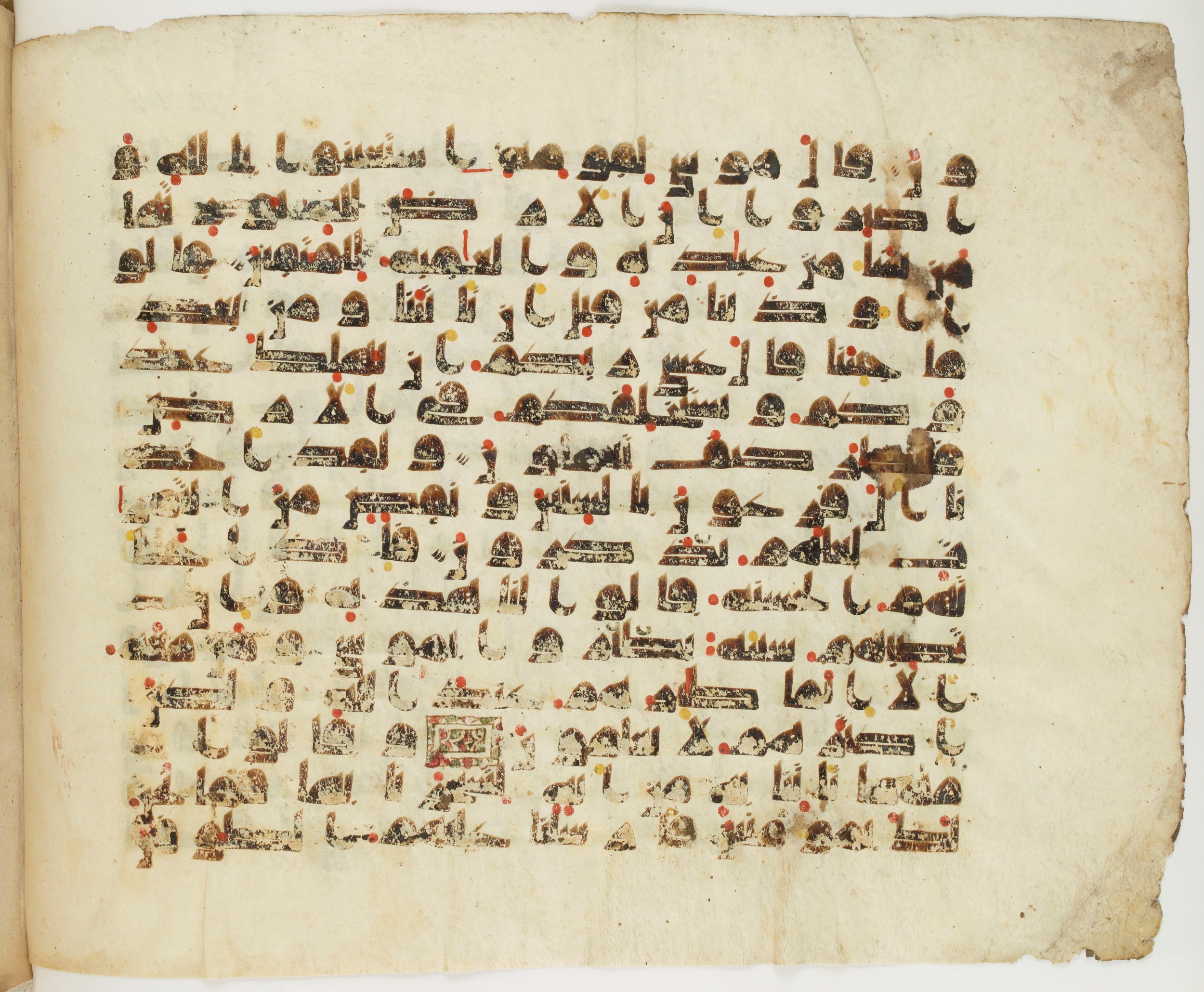 Paris, Bibliothèque nationale de France, Arabe 337 (c), in Kufic D.IV script, showing Surah 7:129 from Mid 8th to Late 10th Century AD found in Fustat (Old Cairo), Egypt, currently housed at Bibliothèque nationale de France, Paris