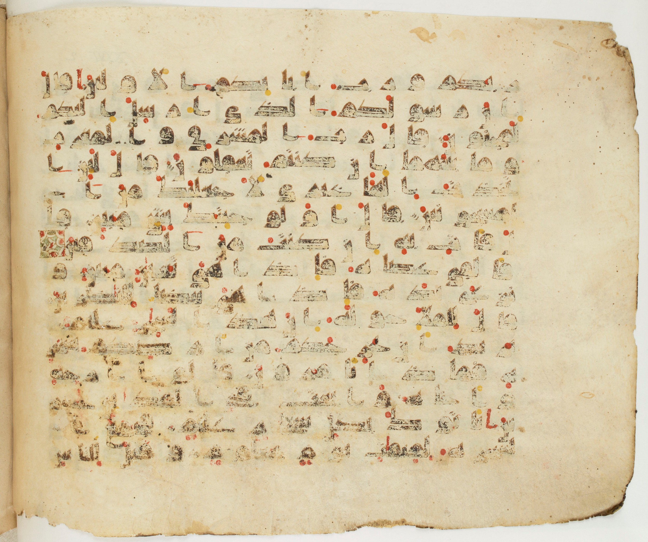 Paris, Bibliothèque nationale de France, Arabe 337 (c) (Scan 1), in Kufic D.IV script, showing Surah 26:39 from Mid 8th to Late 10th Century AD found in Fustat (Old Cairo), Egypt, currently housed at Bibliothèque nationale de France, Paris