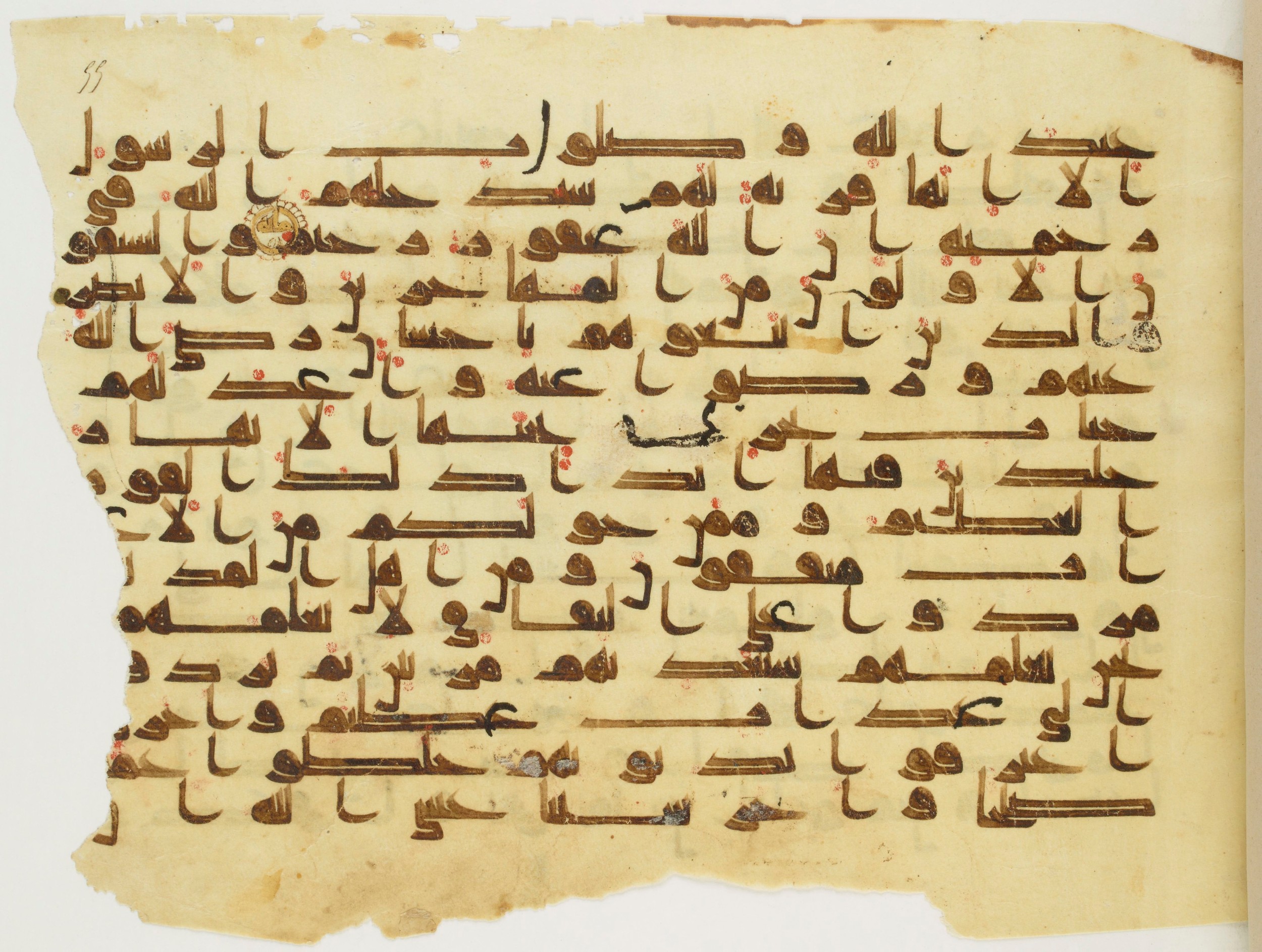 Paris, Bibliothèque nationale de France, Arabe 337 (d), in Kūfī D.I script, showing Surah 9:101 from 8th to 9th Century AD found in Fustat (Old Cairo), Egypt, currently housed at Bibliothèque nationale de France, Paris