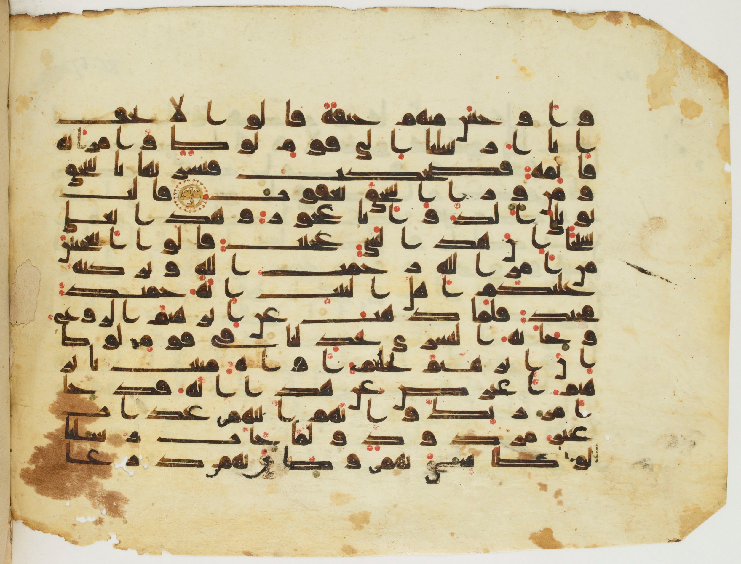 Paris, Bibliothèque nationale de France, Arabe 337 (d), in Kūfī D.I script, showing Surah 11:76 from 8th to 9th Century AD found in Fustat (Old Cairo), Egypt, currently housed at Bibliothèque nationale de France, Paris