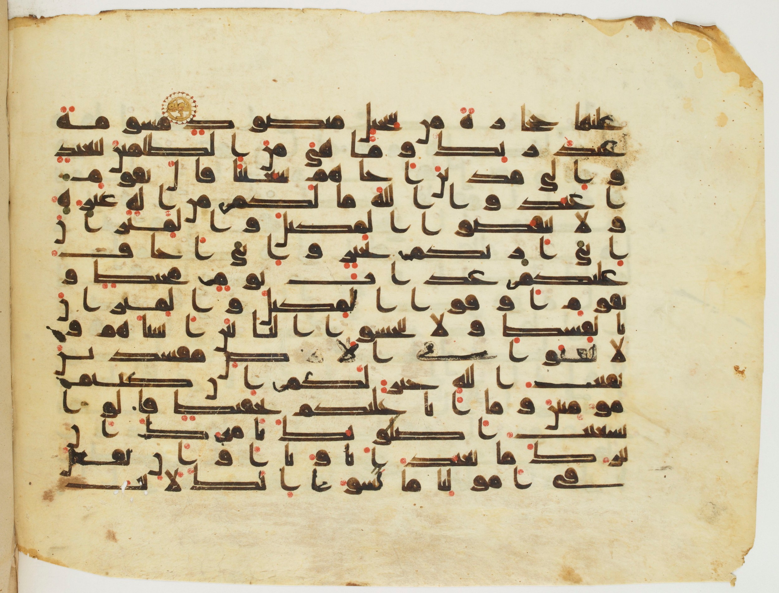 Paris, Bibliothèque nationale de France, Arabe 337 (d) (Scan 2), in Kūfī D.I script, showing Surah 11:82 from 8th to 9th Century AD found in Fustat (Old Cairo), Egypt, currently housed at Bibliothèque nationale de France, Paris