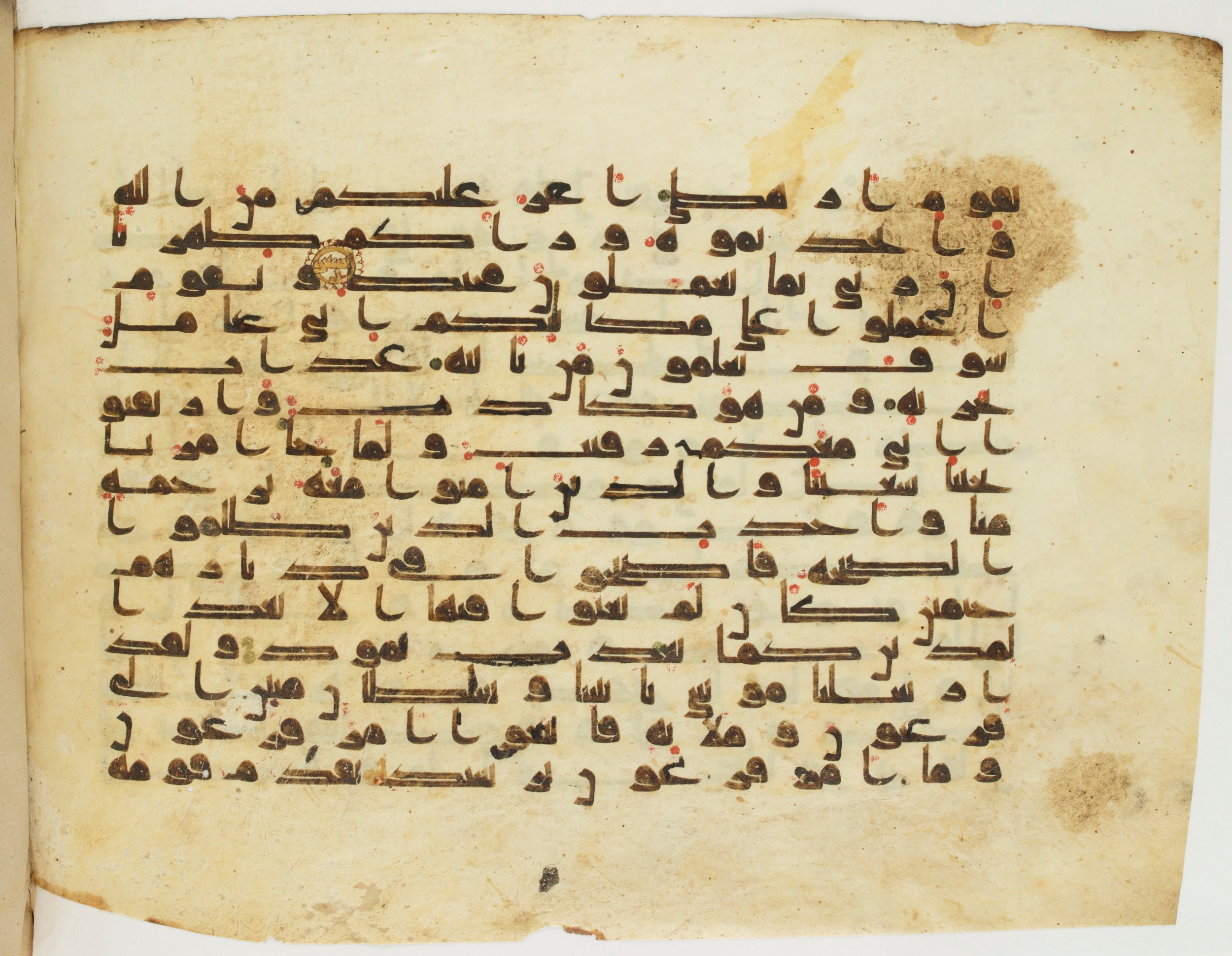 Paris, Bibliothèque nationale de France, Arabe 337 (d) (Scan 2), in Kūfī D.I script, showing Surah 11:92 from 8th to 9th Century AD found in Fustat (Old Cairo), Egypt, currently housed at Bibliothèque nationale de France, Paris