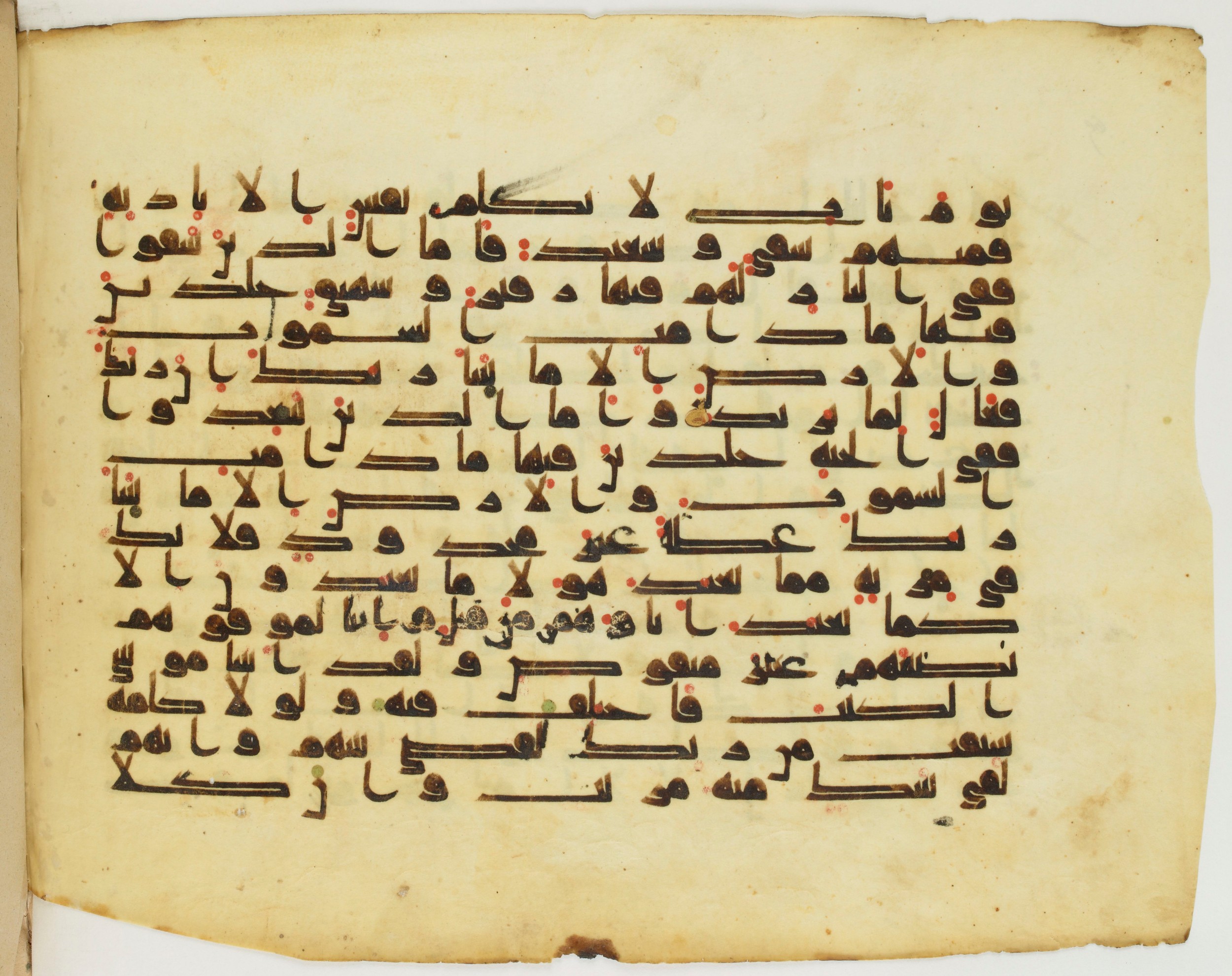 Paris, Bibliothèque nationale de France, Arabe 337 (d), in Kūfī D.I script, showing Surah 11:110 from 8th to 9th Century AD found in Fustat (Old Cairo), Egypt, currently housed at Bibliothèque nationale de France, Paris