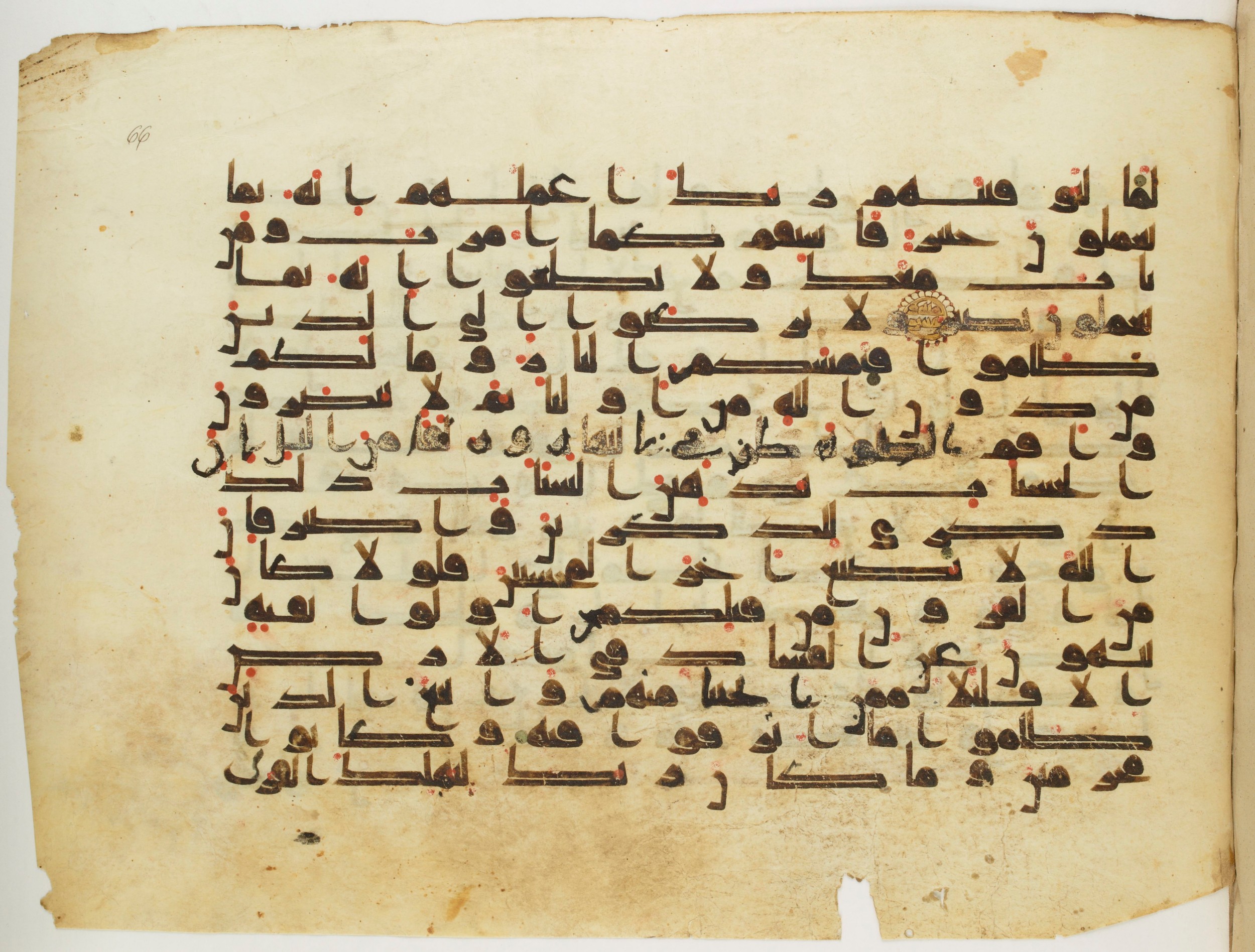 Paris, Bibliothèque nationale de France, Arabe 337 (d), in Kūfī D.I script, showing Surah 11:113 from 8th to 9th Century AD found in Fustat (Old Cairo), Egypt, currently housed at Bibliothèque nationale de France, Paris