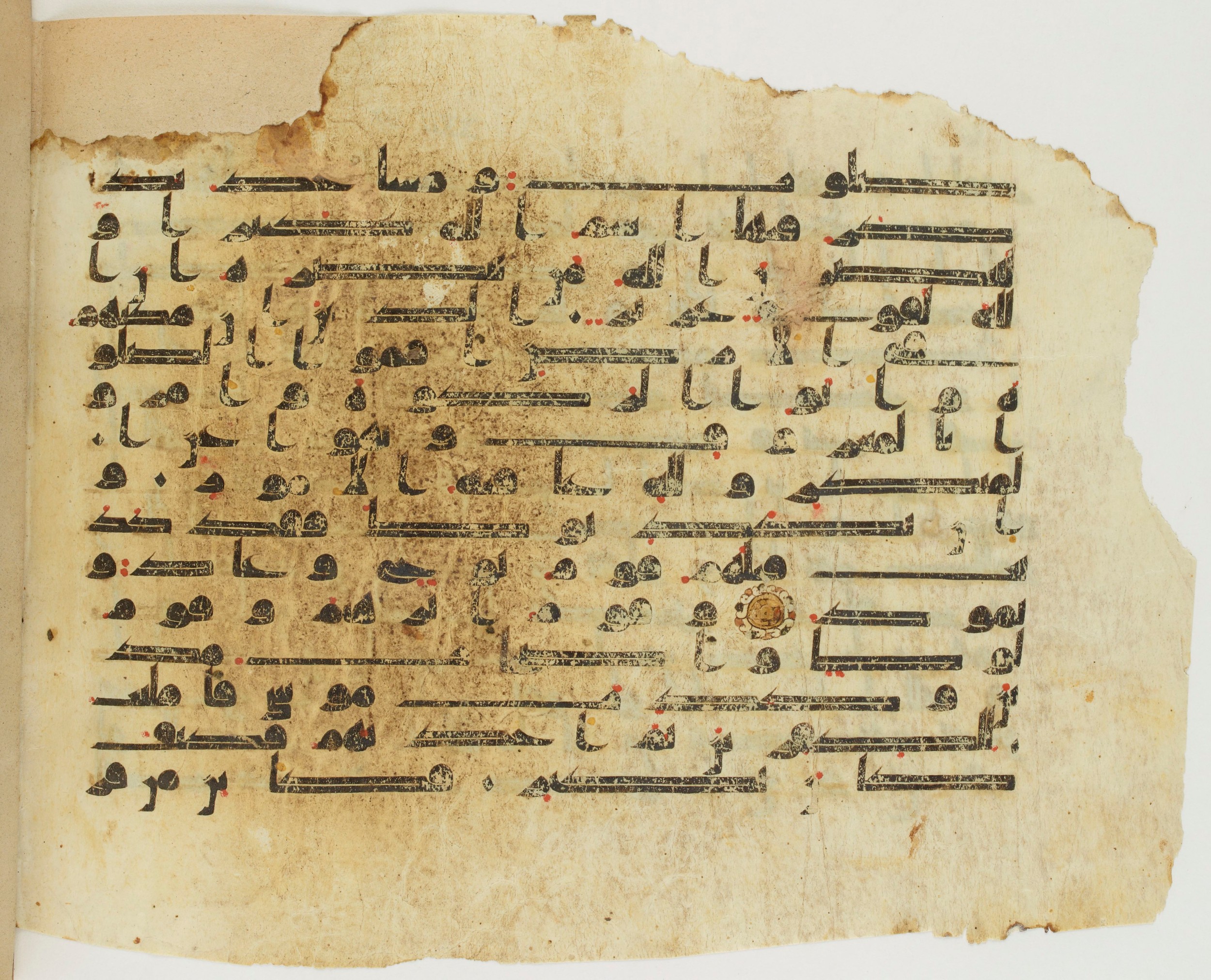 Paris, Bibliothèque nationale de France, Arabe 337 (e) (Scan 2), in kūfī D.IV script, showing Surah 22:40 from Mid 8th to Late 10th Century AD found in Fustat (Old Cairo), Egypt, currently housed at Bibliothèque nationale de France, Paris