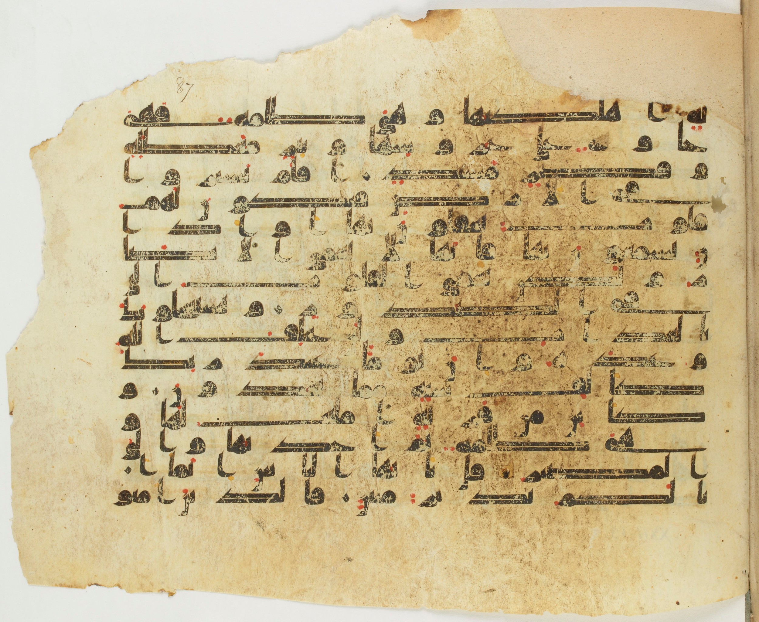 Paris, Bibliothèque nationale de France, Arabe 337 (e), in kūfī D.IV script, showing Surah 22:49 from Mid 8th to Late 10th Century AD found in Fustat (Old Cairo), Egypt, currently housed at Bibliothèque nationale de France, Paris