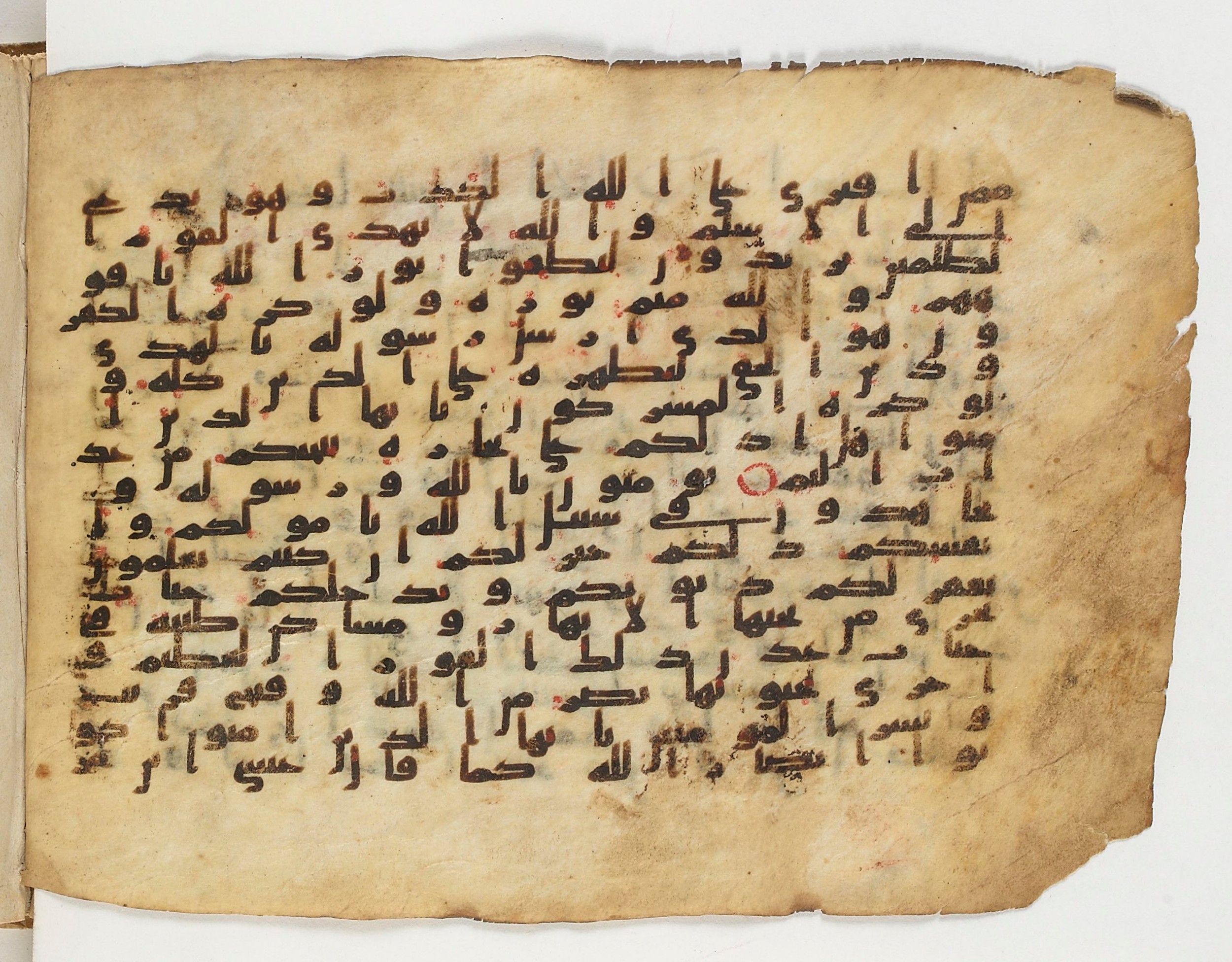 Paris, Bibliothèque nationale de France, Arabe 329 (b) (Scan 1), in Kufic B.II script, showing Surah 61:13 from Mid 8th to Late 9th Century AD found in Fustat (Old Cairo), Egypt, currently housed at Bibliothèque nationale de France, Paris