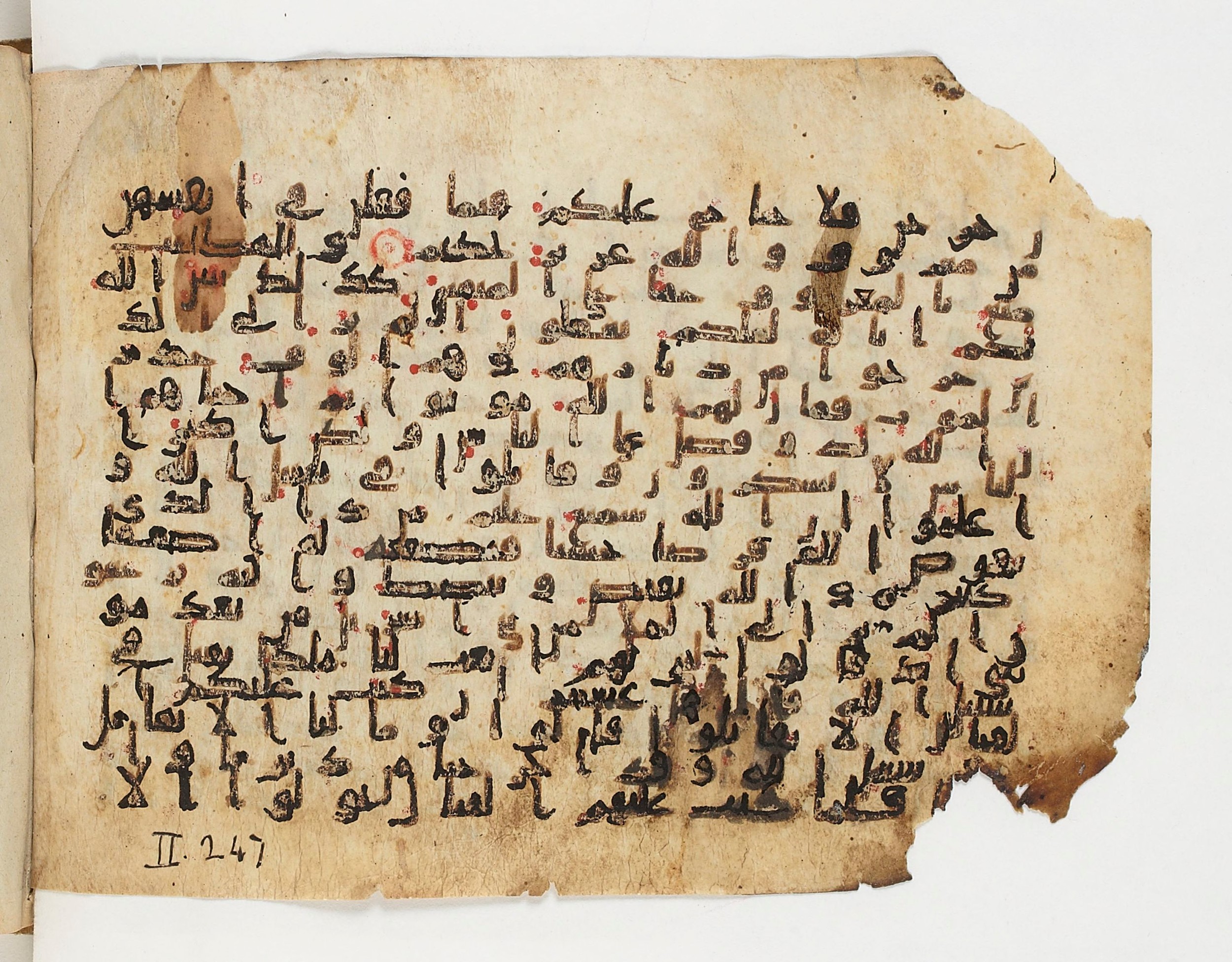 Paris, Bibliothèque nationale de France, Arabe 329 (b) (Scan 1), in Kufic B.II script, showing Surah 2:243 from Mid 8th to Late 9th Century AD found in Fustat (Old Cairo), Egypt, currently housed at Bibliothèque nationale de France, Paris