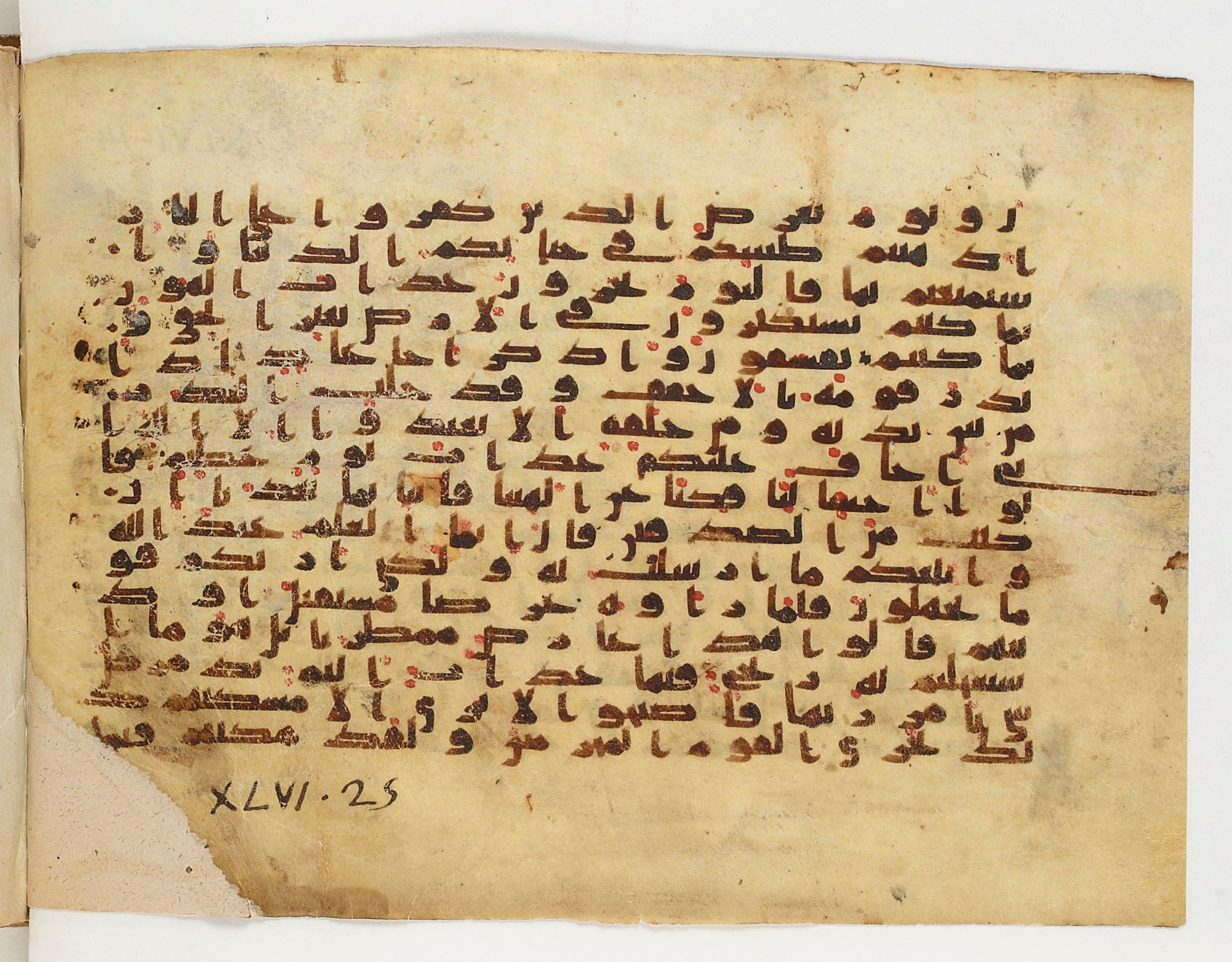 Paris, Bibliothèque nationale de France, Arabe 329 (c) (Scan 3), in Kufic B.II script, showing Surah 46:19 from Mid 8th to Late 9th Century AD found in Fustat (Old Cairo), Egypt, currently housed at Bibliothèque nationale de France, Paris