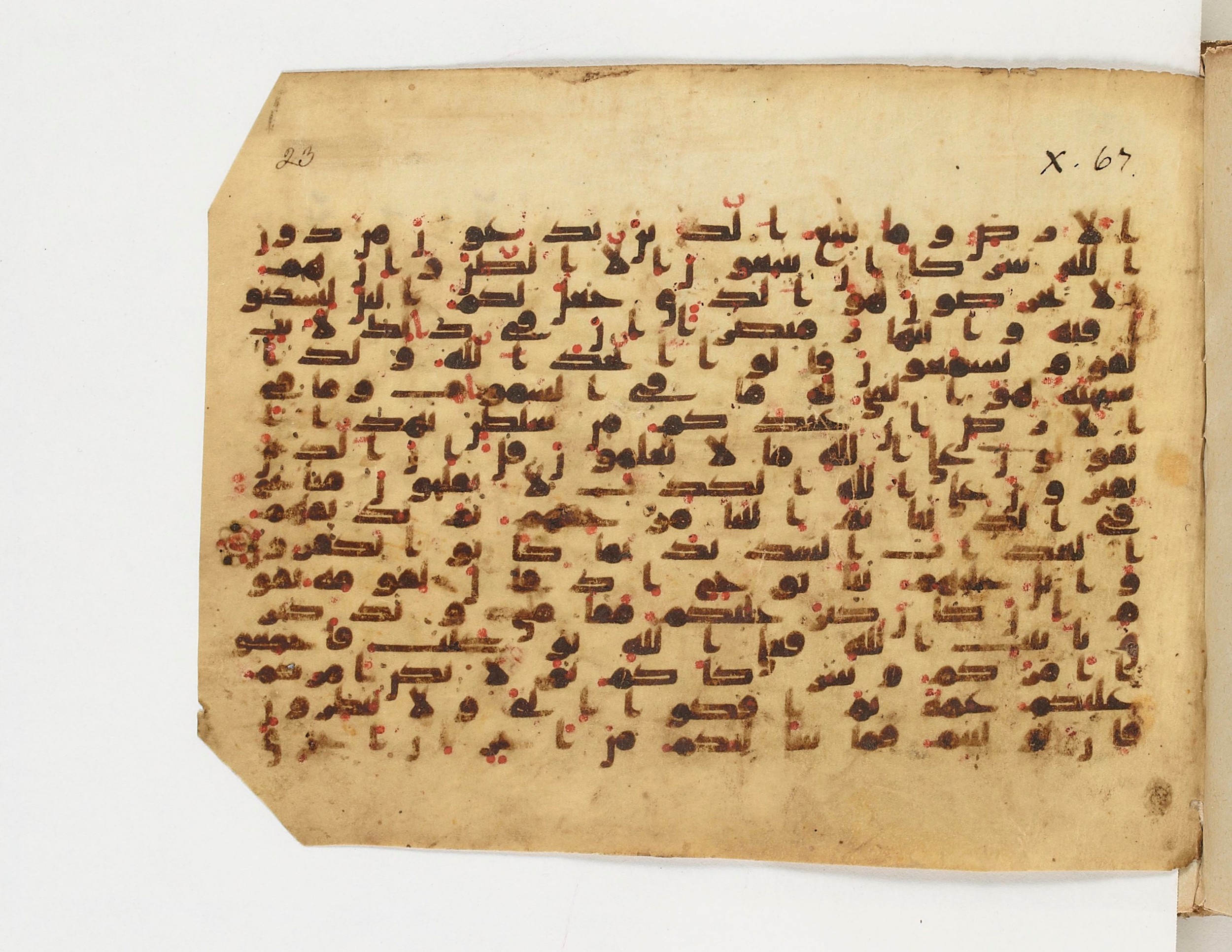 Paris, Bibliothèque nationale de France, Arabe 329 (d) (Scan 1), in kūfī B.II script, showing Surah 10:72 from Mid 8th to Late 9th Century AD found in al-Fusṭāṭ (Old Cairo), Egypt, currently housed at Bibliothèque nationale de France, Paris