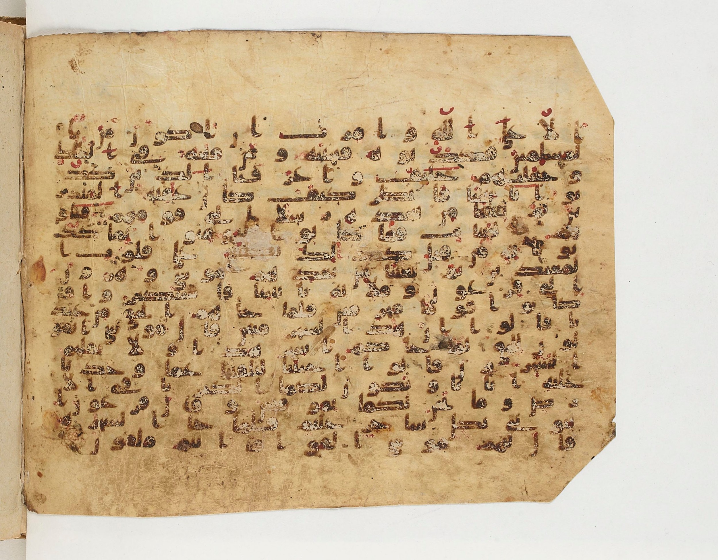Paris, Bibliothèque nationale de France, Arabe 329 (d) (Scan 1), in kūfī B.II script, showing Surah 10:76 from Mid 8th to Late 9th Century AD found in al-Fusṭāṭ (Old Cairo), Egypt, currently housed at Bibliothèque nationale de France, Paris