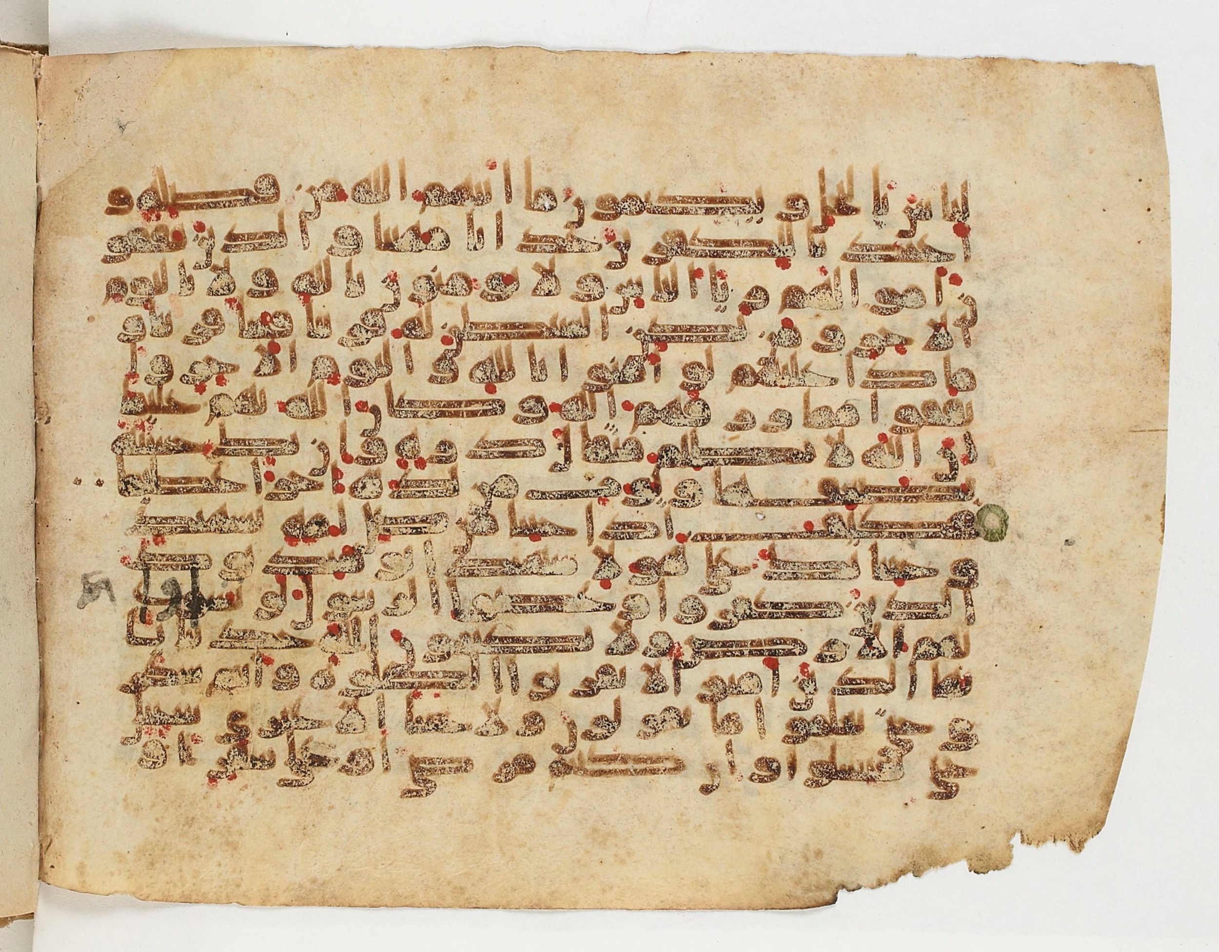 Paris, Bibliothèque nationale de France, Arabe 329 (e) (Scan 1), in Kufic E.I script, showing Surah 4:39 from 9th to 10th Century AD found in Fustat (Old Cairo), Egypt, currently housed at Bibliothèque nationale de France, Paris