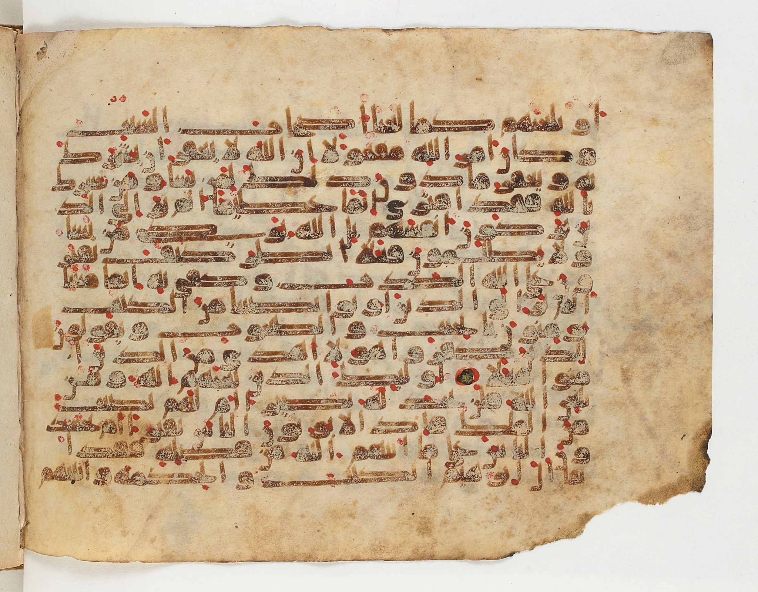 Paris, Bibliothèque nationale de France, Arabe 329 (e) (Scan 1), in Kufic E.I script, showing Surah 4:49 from 9th to 10th Century AD found in Fustat (Old Cairo), Egypt, currently housed at Bibliothèque nationale de France, Paris