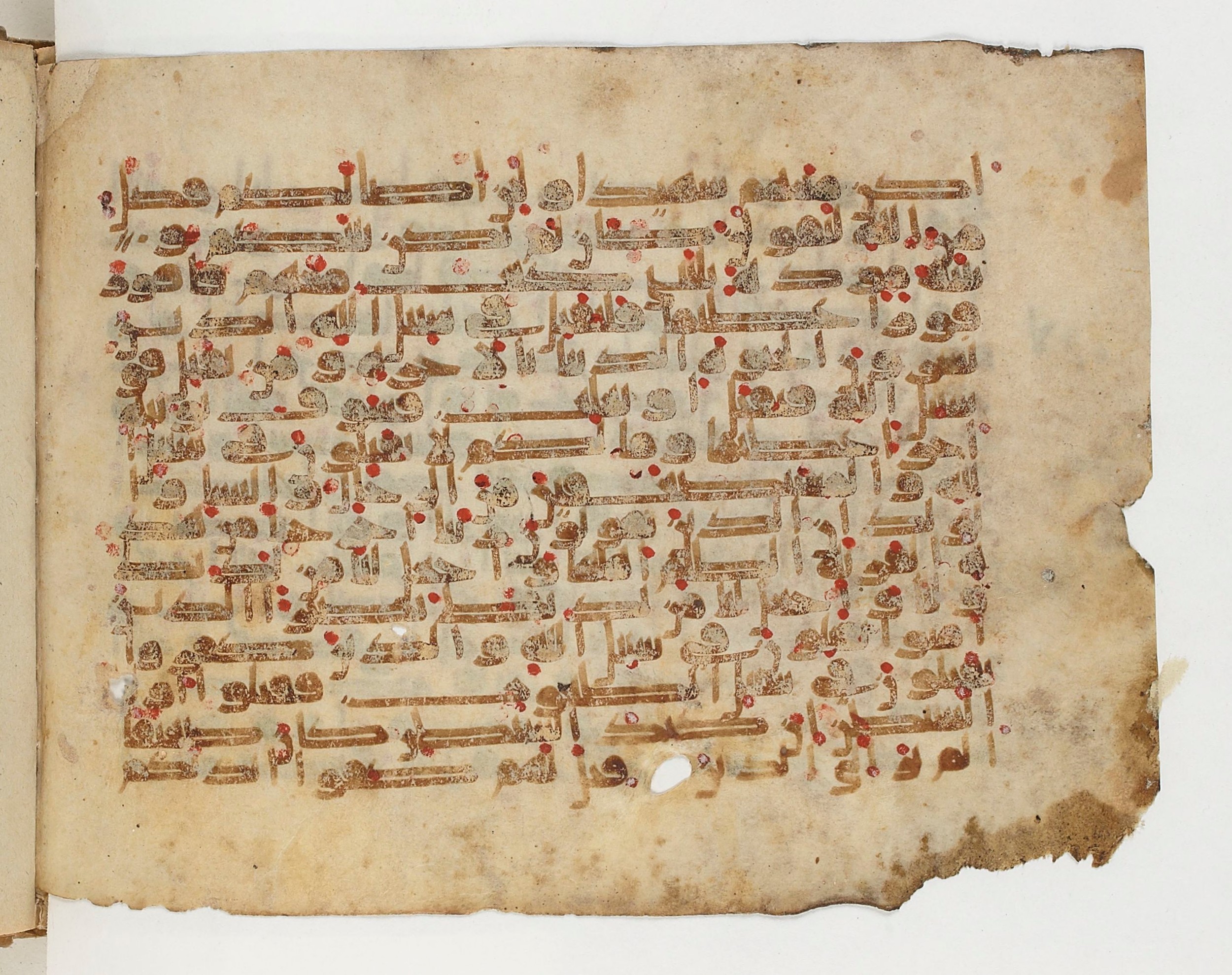 Paris, Bibliothèque nationale de France, Arabe 329 (e) (Scan 1), in Kufic E.I script, showing Surah 4:73 from 9th to 10th Century AD found in Fustat (Old Cairo), Egypt, currently housed at Bibliothèque nationale de France, Paris