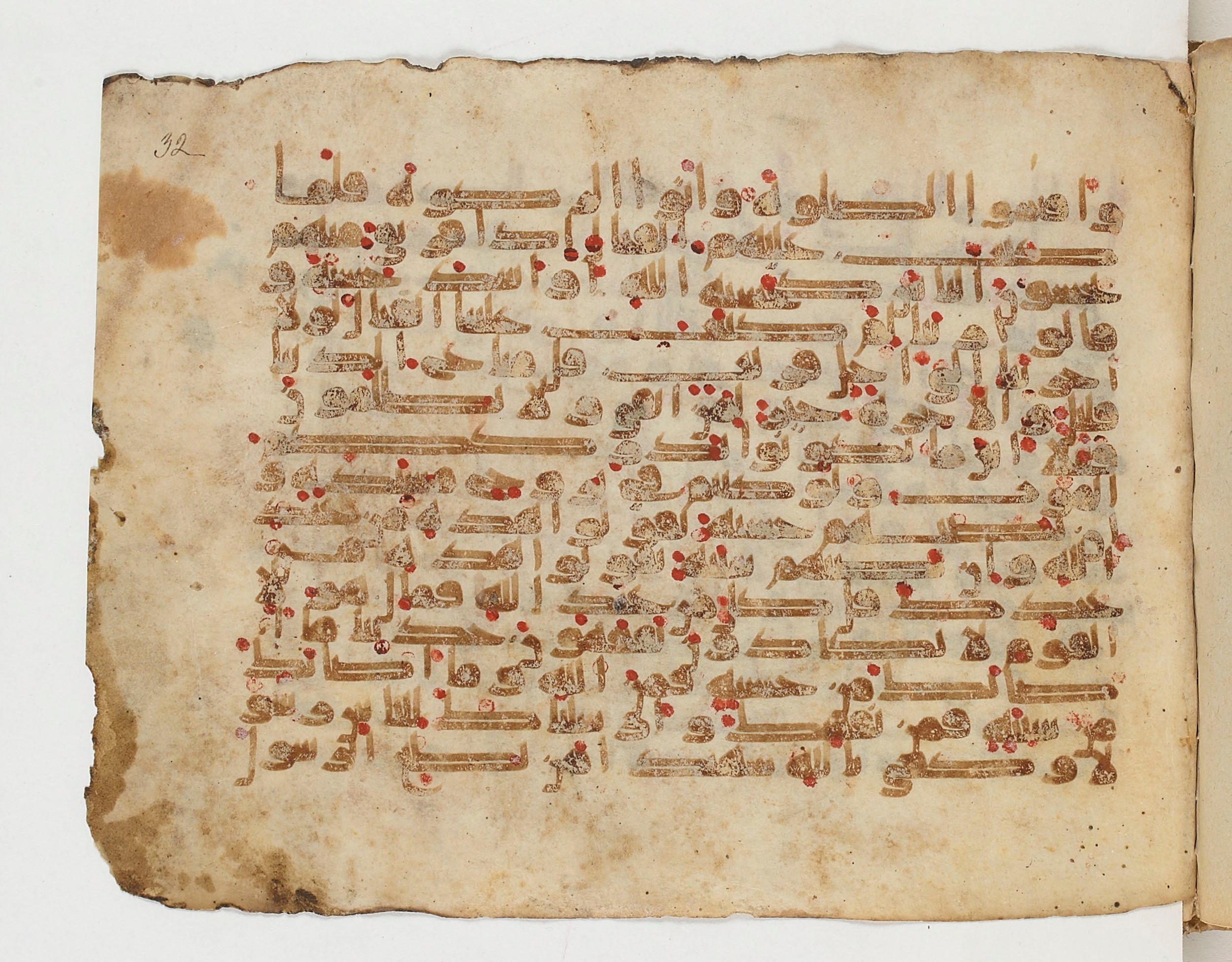 Paris, Bibliothèque nationale de France, Arabe 329 (e) (Scan 1), in Kufic E.I script, showing Surah 4:79 from 9th to 10th Century AD found in Fustat (Old Cairo), Egypt, currently housed at Bibliothèque nationale de France, Paris