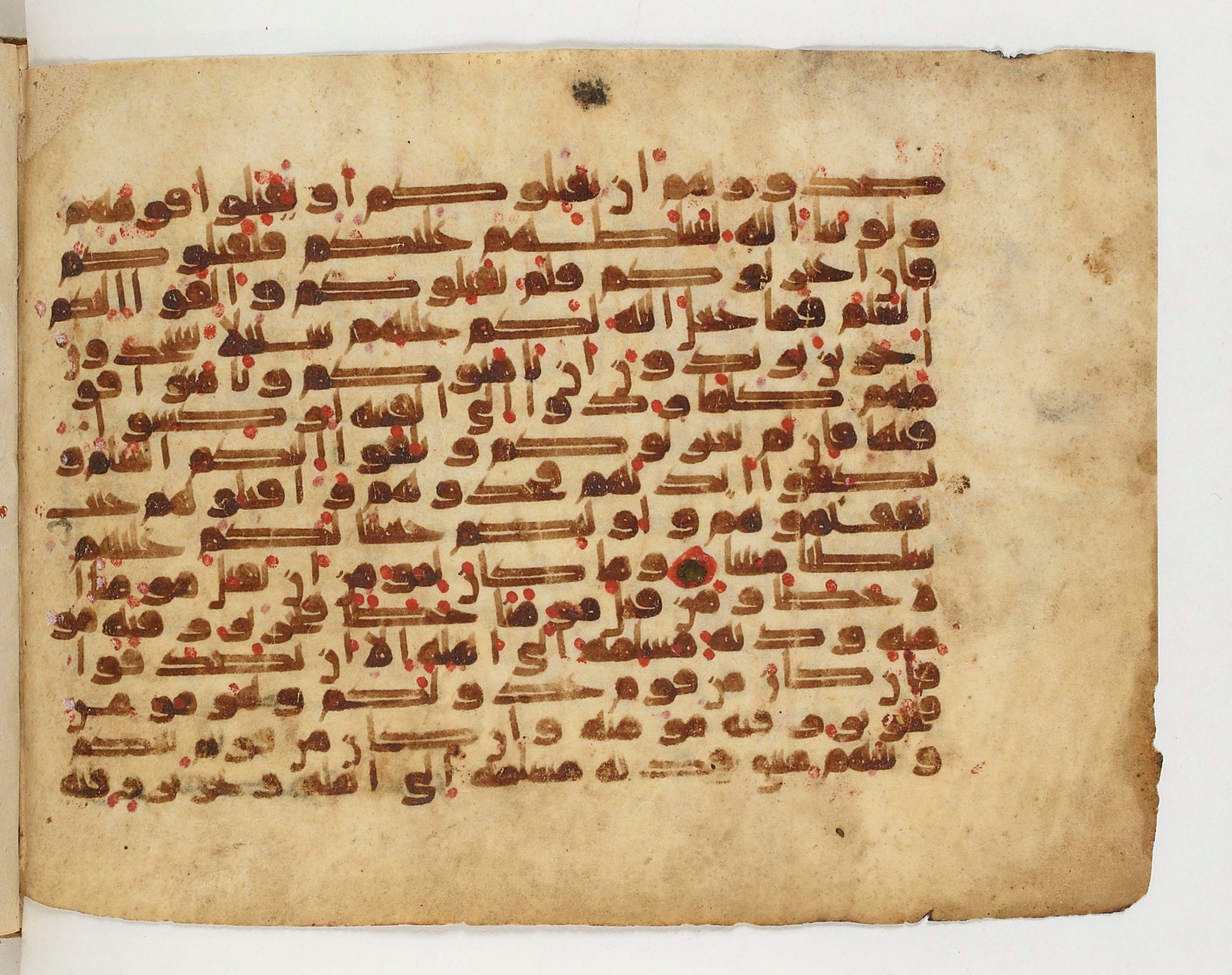 Paris, Bibliothèque nationale de France, Arabe 329 (e) (Scan 1), in Kufic E.I script, showing Surah 4:91 from 9th to 10th Century AD found in Fustat (Old Cairo), Egypt, currently housed at Bibliothèque nationale de France, Paris