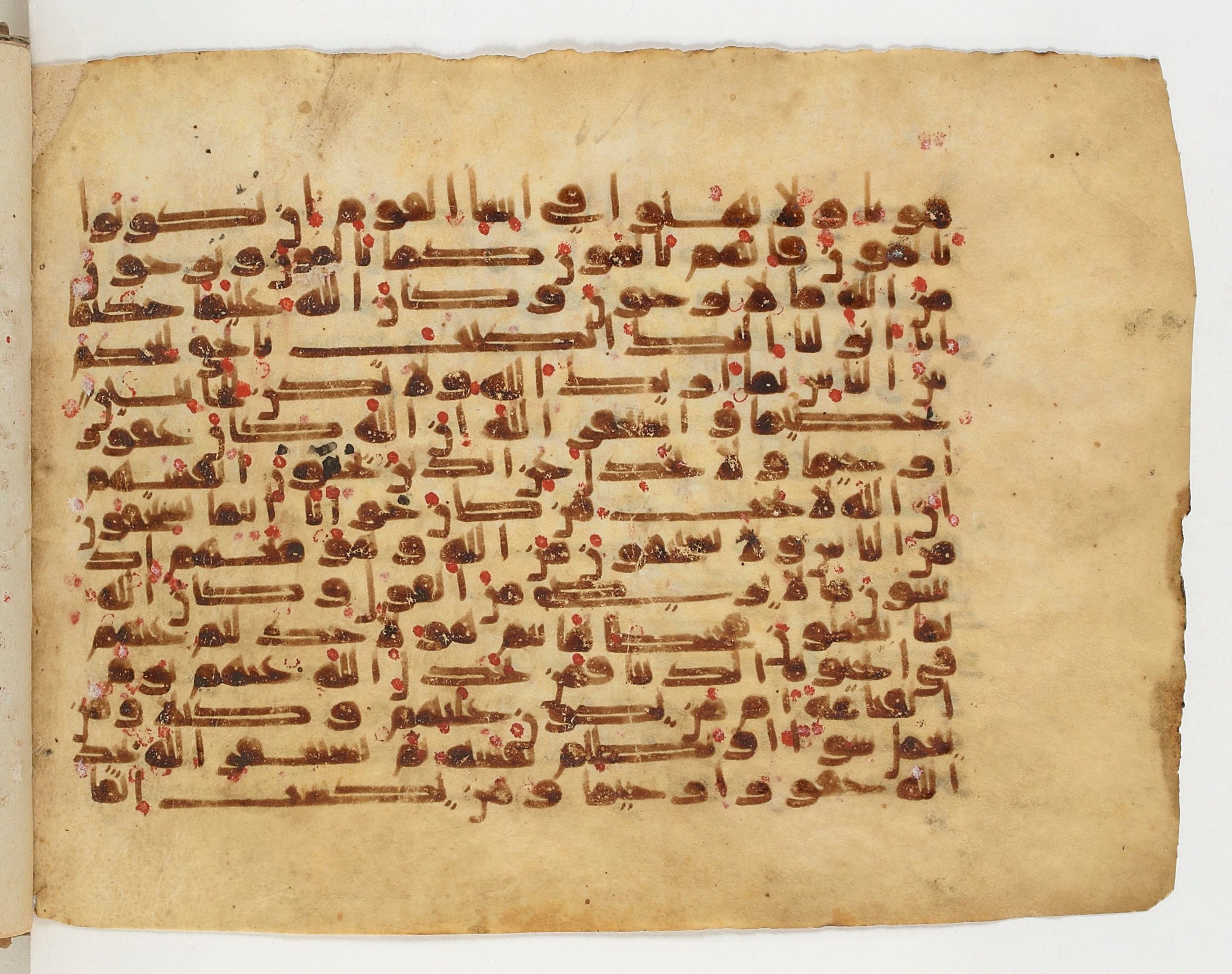 Paris, Bibliothèque nationale de France, Arabe 329 (e), in Kufic E.I script, showing Surah 4:110 from 9th to 10th Century AD found in Fustat (Old Cairo), Egypt, currently housed at Bibliothèque nationale de France, Paris