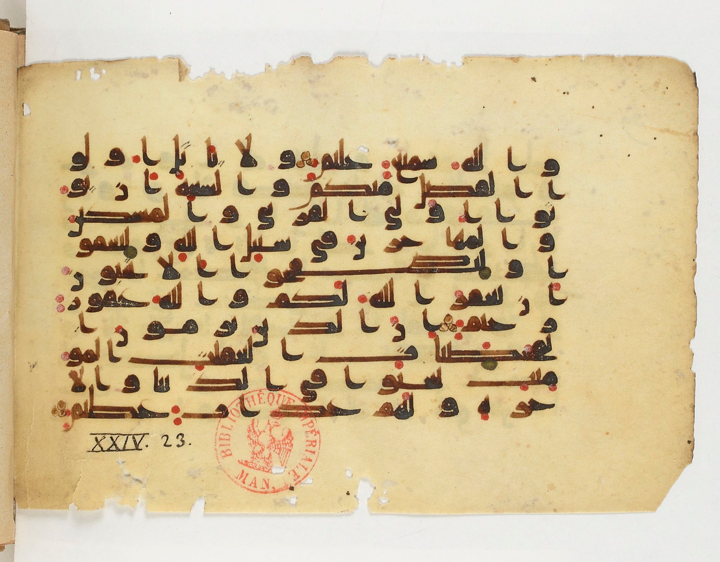 Paris, Bibliothèque nationale de France, Arabe 329 (f), in Kūfī D script, showing Surah 24:22 from Mid 8th to Late 10th Century AD found in Fustat (Old Cairo), Egypt, currently housed at Bibliothèque nationale de France, Paris