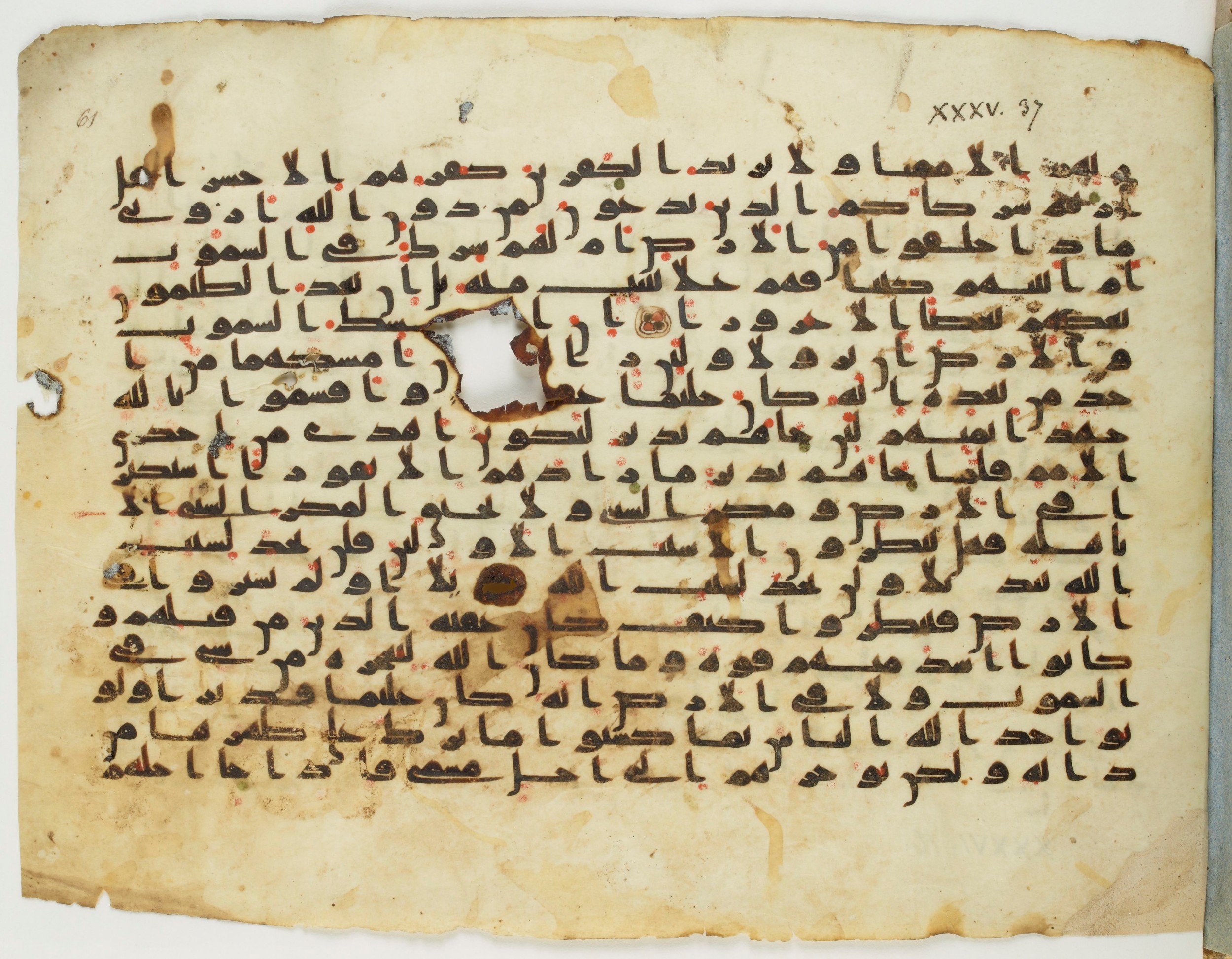 BnF Arabe 333 (d), in Early Kufic (C.III) script, showing Surah 35:39 from Late 8th to 9th Century AD found in Fustat (Old Cairo), Egypt, currently housed at Bibliothèque nationale de France, Paris