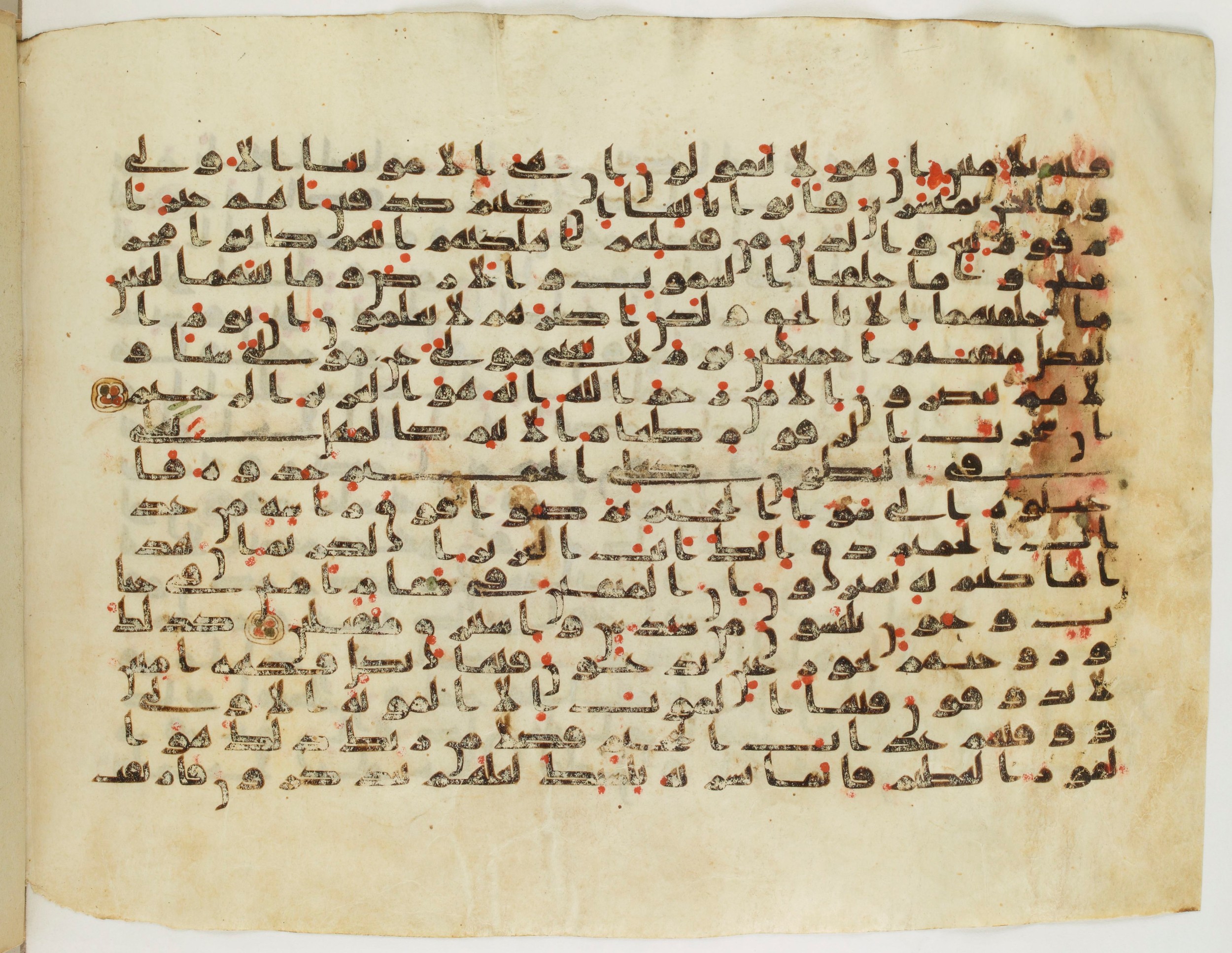 BnF Arabe 333 (d), in Early Kufic (C.III) script, showing Surah 44:39 from Late 8th to 9th Century AD found in Fustat (Old Cairo), Egypt, currently housed at Bibliothèque nationale de France, Paris