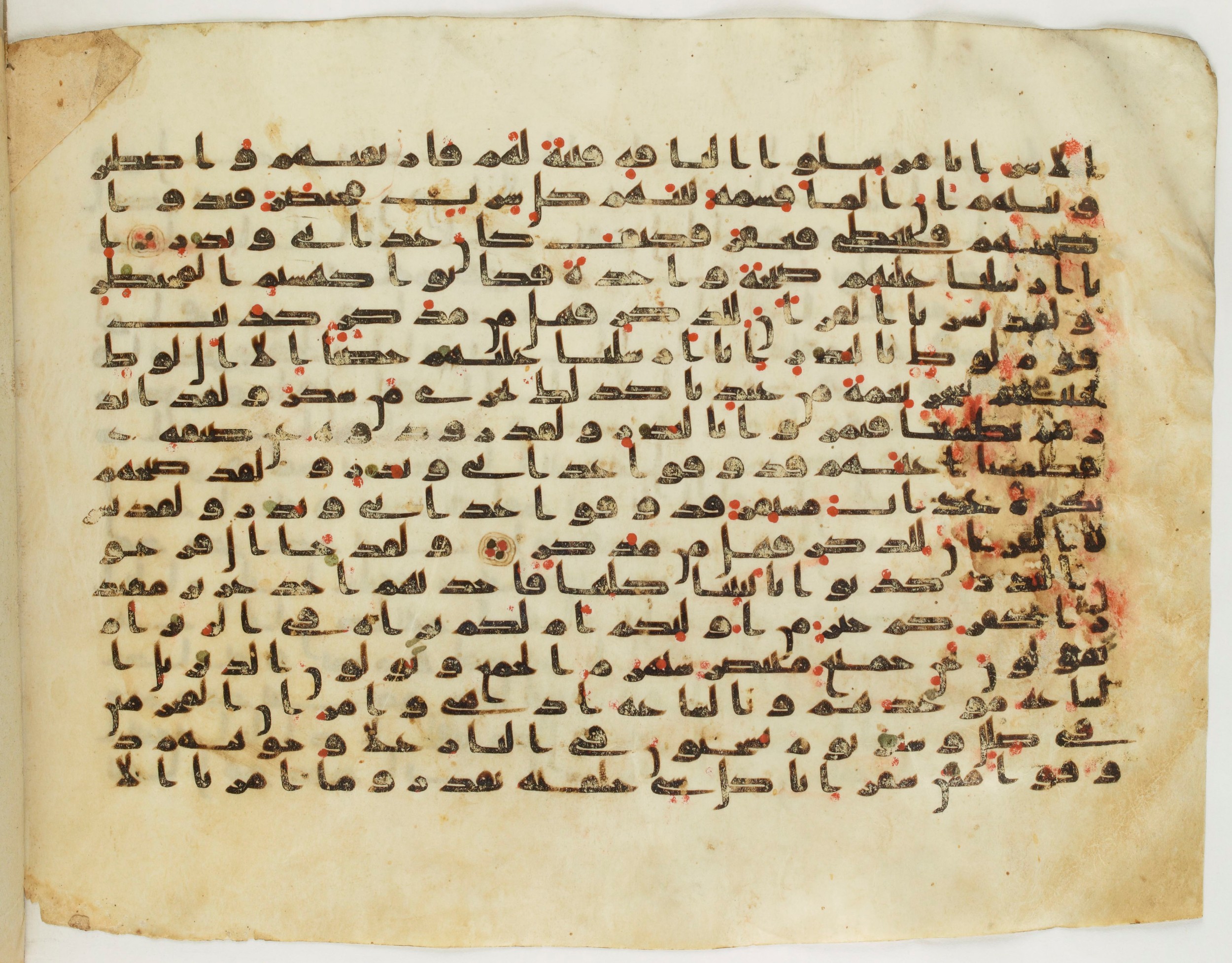 BnF Arabe 333 (d), in Early Kufic (C.III) script, showing Surah 54:39 from Late 8th to 9th Century AD found in Fustat (Old Cairo), Egypt, currently housed at Bibliothèque nationale de France, Paris