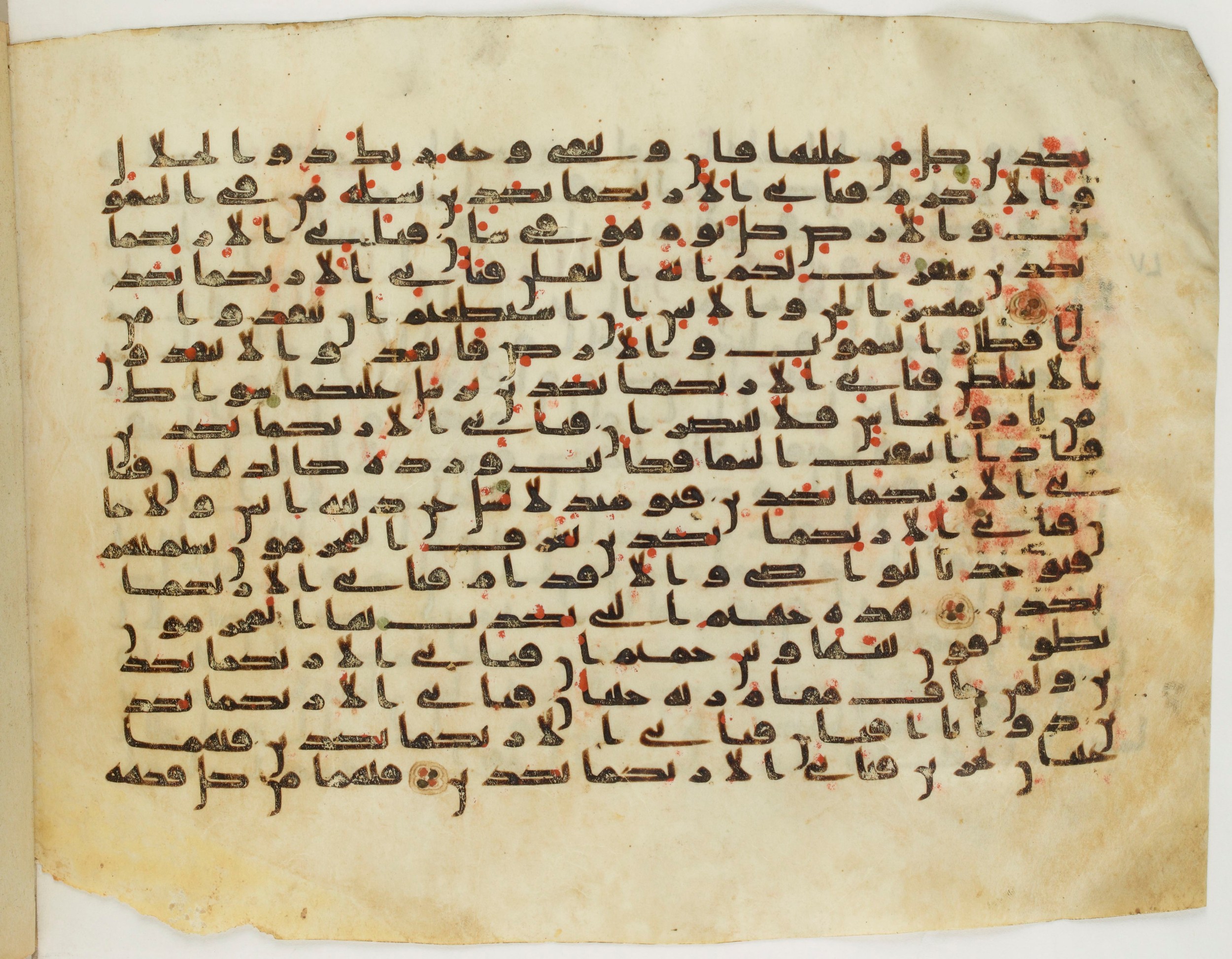BnF Arabe 333 (d), in Early Kufic (C.III) script, showing Surah 55:39 from Late 8th to 9th Century AD found in Fustat (Old Cairo), Egypt, currently housed at Bibliothèque nationale de France, Paris