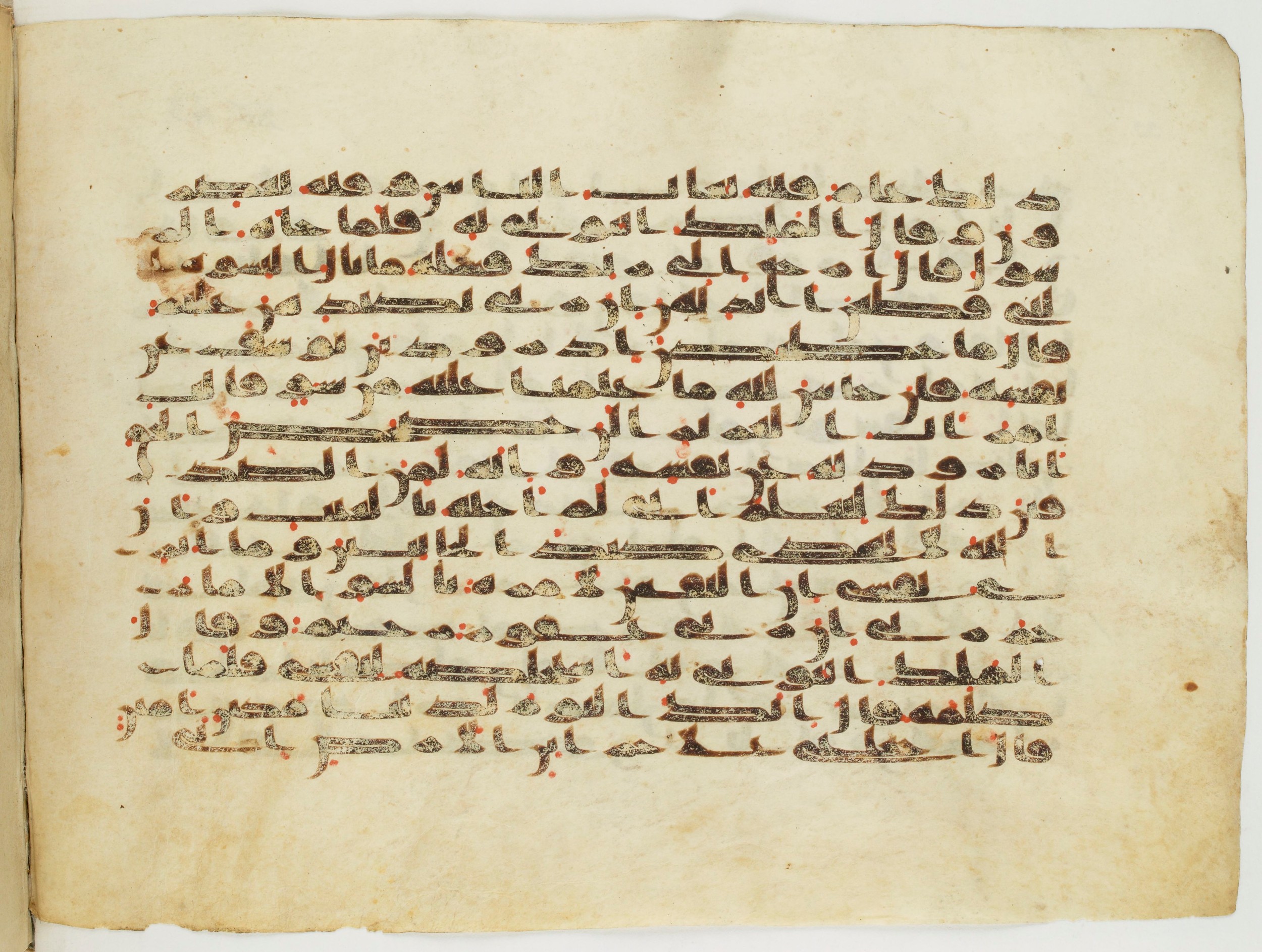 Paris, Bibliothèque nationale de France, Arabe 333 (c) (Scan 2), in Kufic C.III script, showing Surah 12:49 from Late 8th to 9th Century AD found in Fustat (Old Cairo), Egypt, currently housed at Bibliothèque nationale de France, Paris