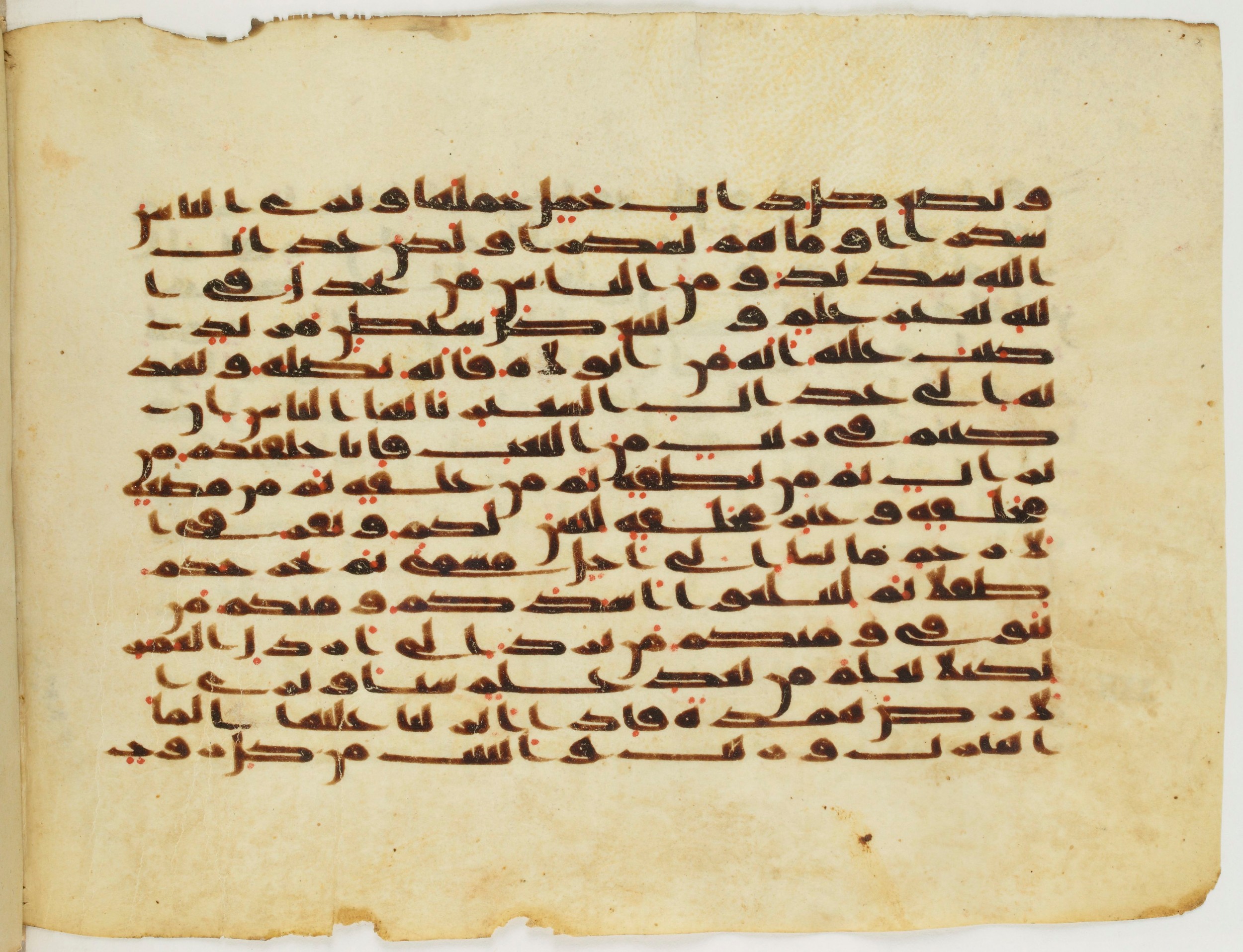 Paris, Bibliothèque nationale de France, Arabe 333 (c) (Scan 2), in Kufic C.III script, showing Surah 22:2 from Late 8th to 9th Century AD found in Fustat (Old Cairo), Egypt, currently housed at Bibliothèque nationale de France, Paris
