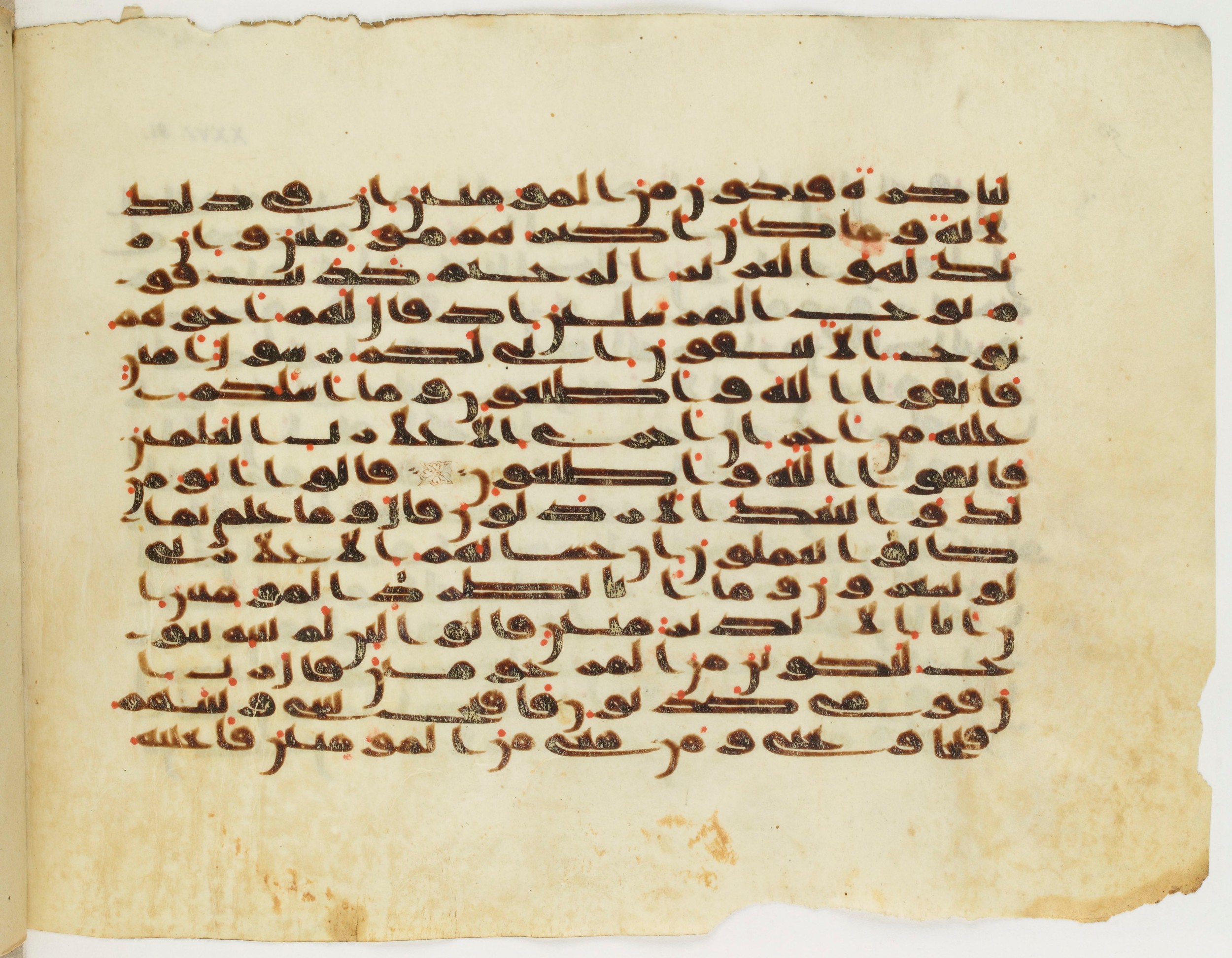 Paris, Bibliothèque nationale de France, Arabe 333 (c), in Kufic C.III script, showing Surah 26:113 from Late 8th to 9th Century AD found in Fustat (Old Cairo), Egypt, currently housed at Bibliothèque nationale de France, Paris