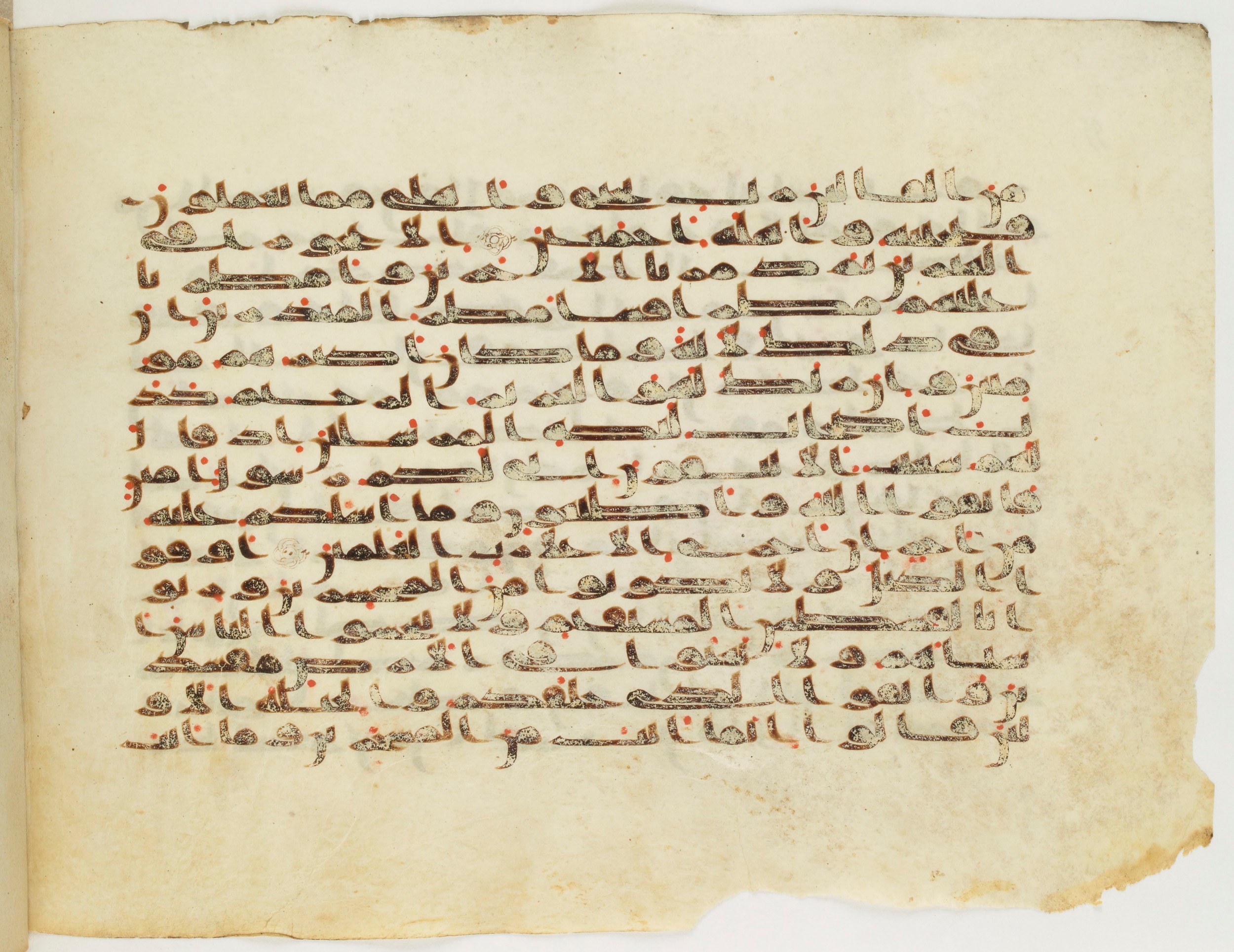 Paris, Bibliothèque nationale de France, Arabe 333 (c), in Kufic C.III script, showing Surah 26:175 from Late 8th to 9th Century AD found in Fustat (Old Cairo), Egypt, currently housed at Bibliothèque nationale de France, Paris