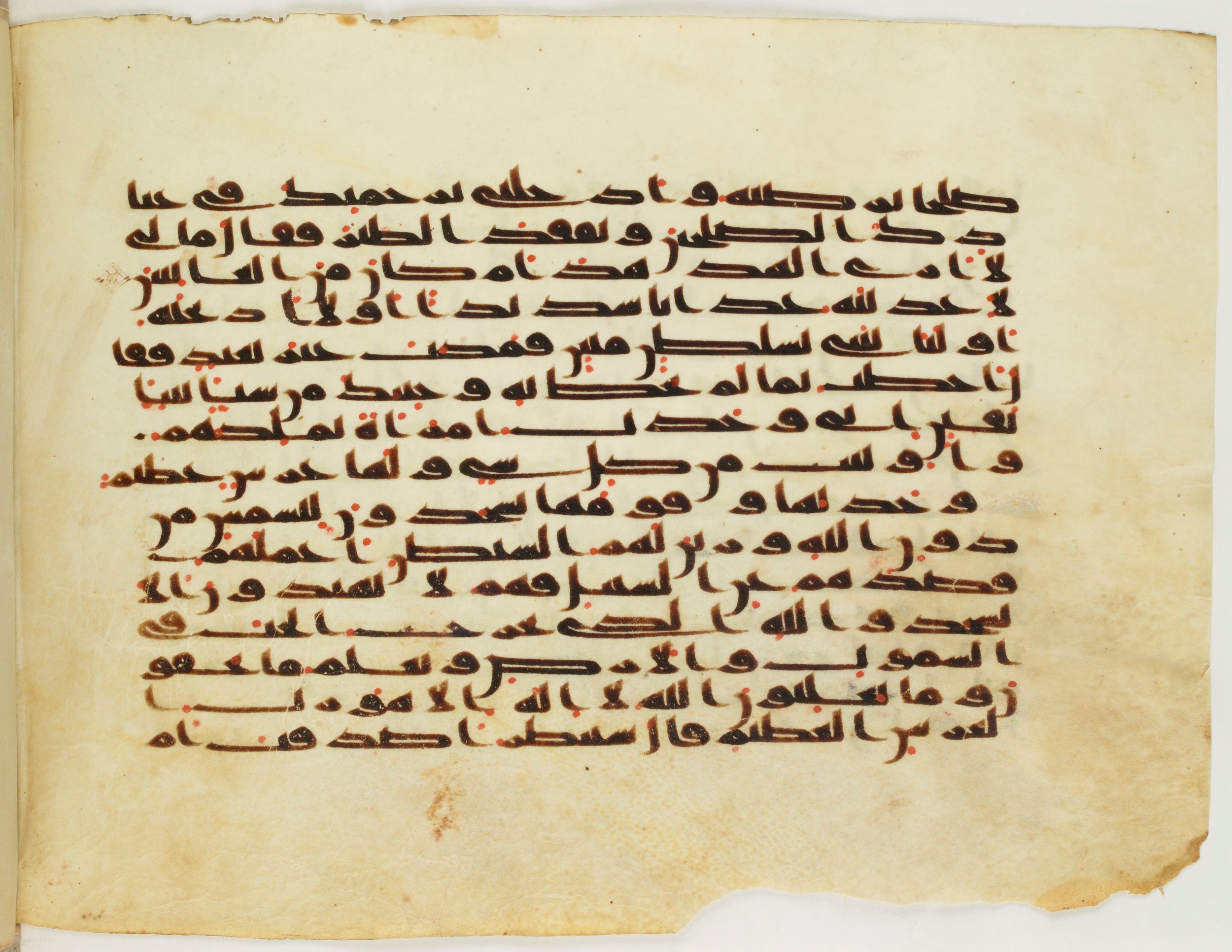 Paris, Bibliothèque nationale de France, Arabe 333 (c), in Kufic C.III script, showing Surah 27:21 from Late 8th to 9th Century AD found in Fustat (Old Cairo), Egypt, currently housed at Bibliothèque nationale de France, Paris